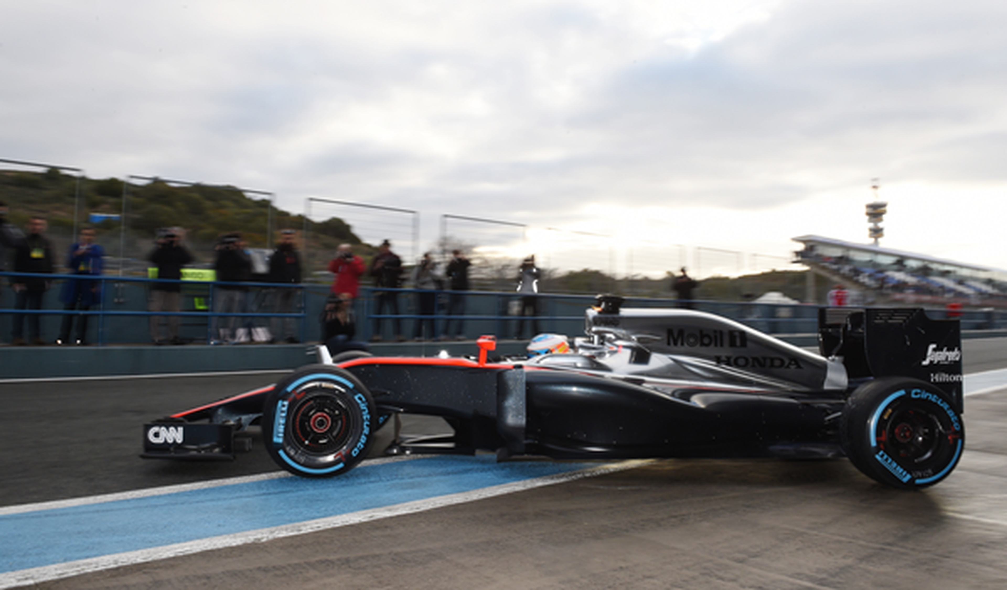 Alonso completa 32 vueltas en su segundo día con McLaren