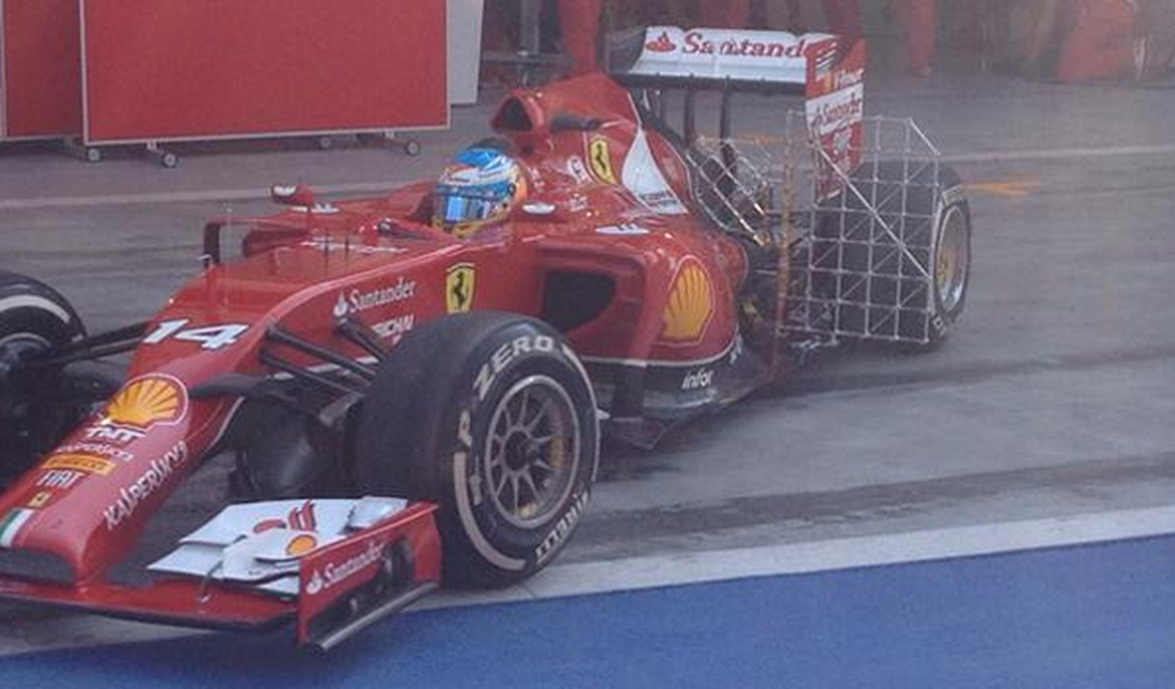 Alonso entra en los boxes de Bahrein