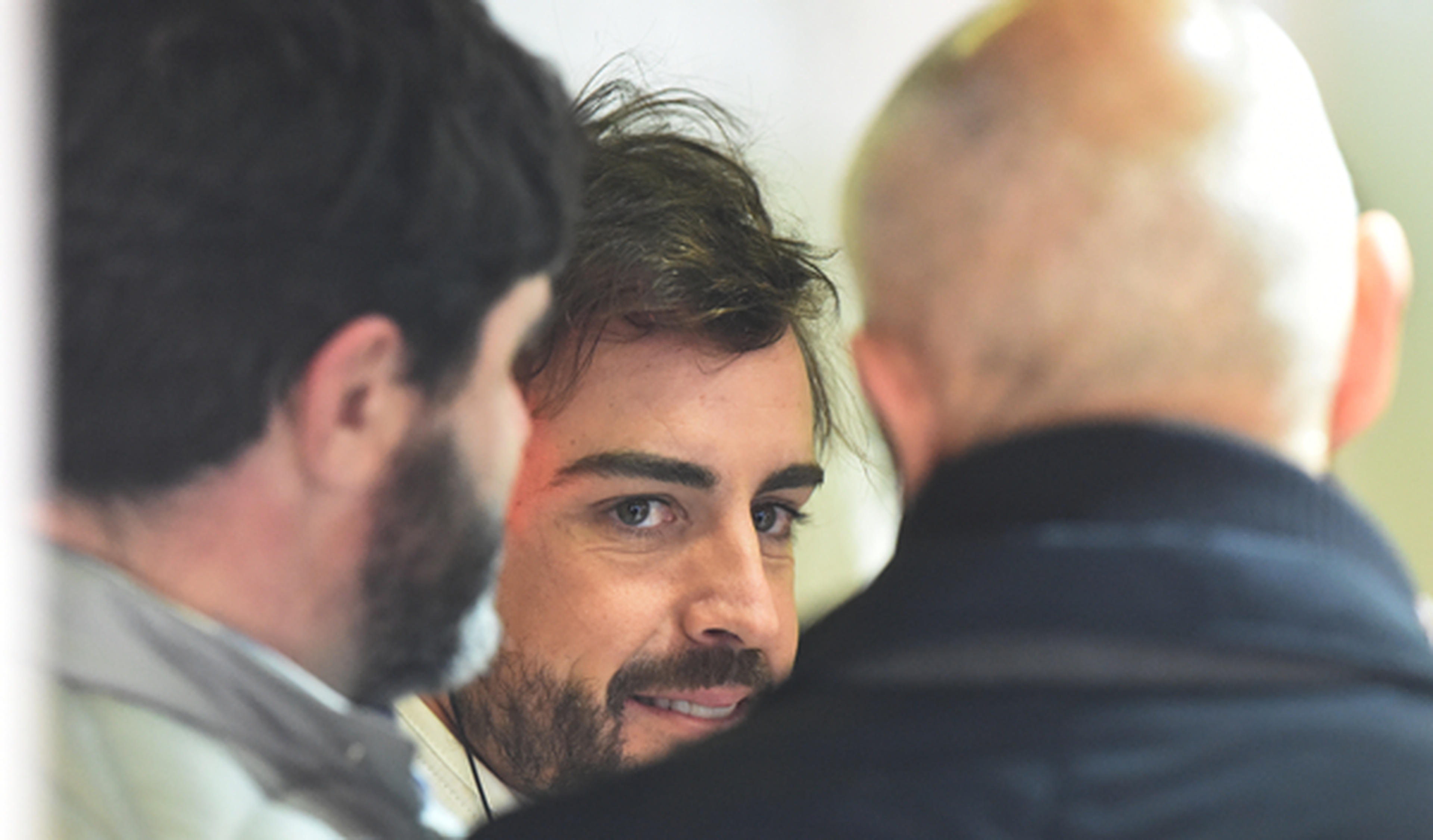Alonso recibe la visita de su padre y Eric Boullier