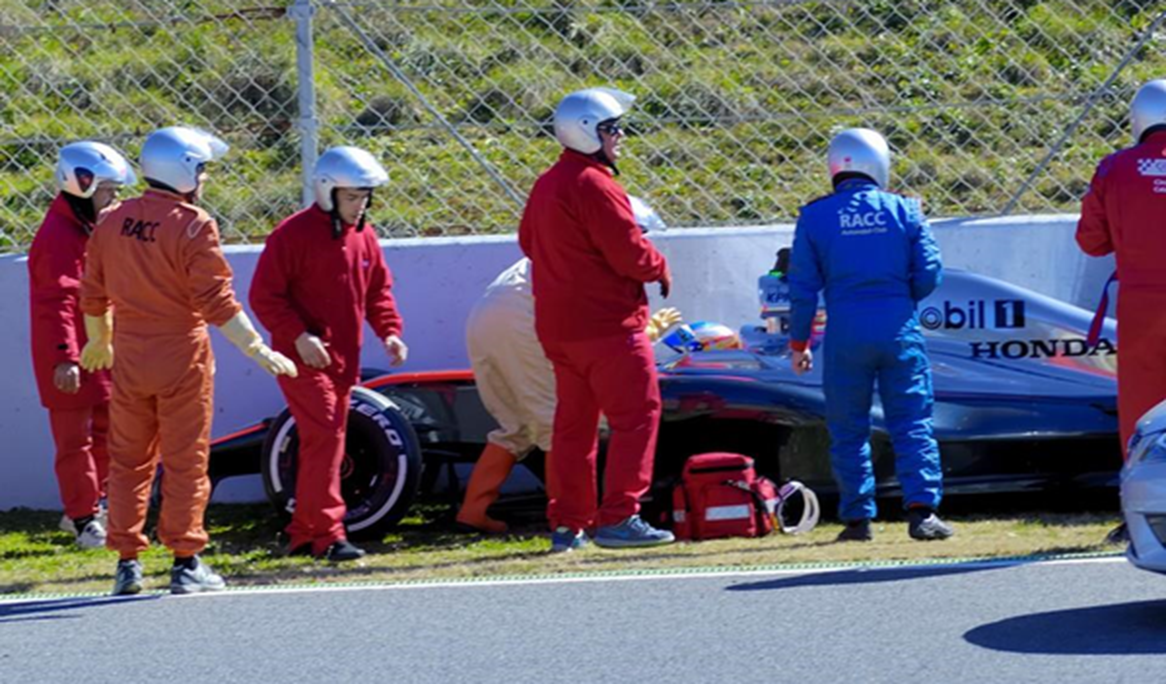 Las asistencias ayudan a Alonso tras su accidente