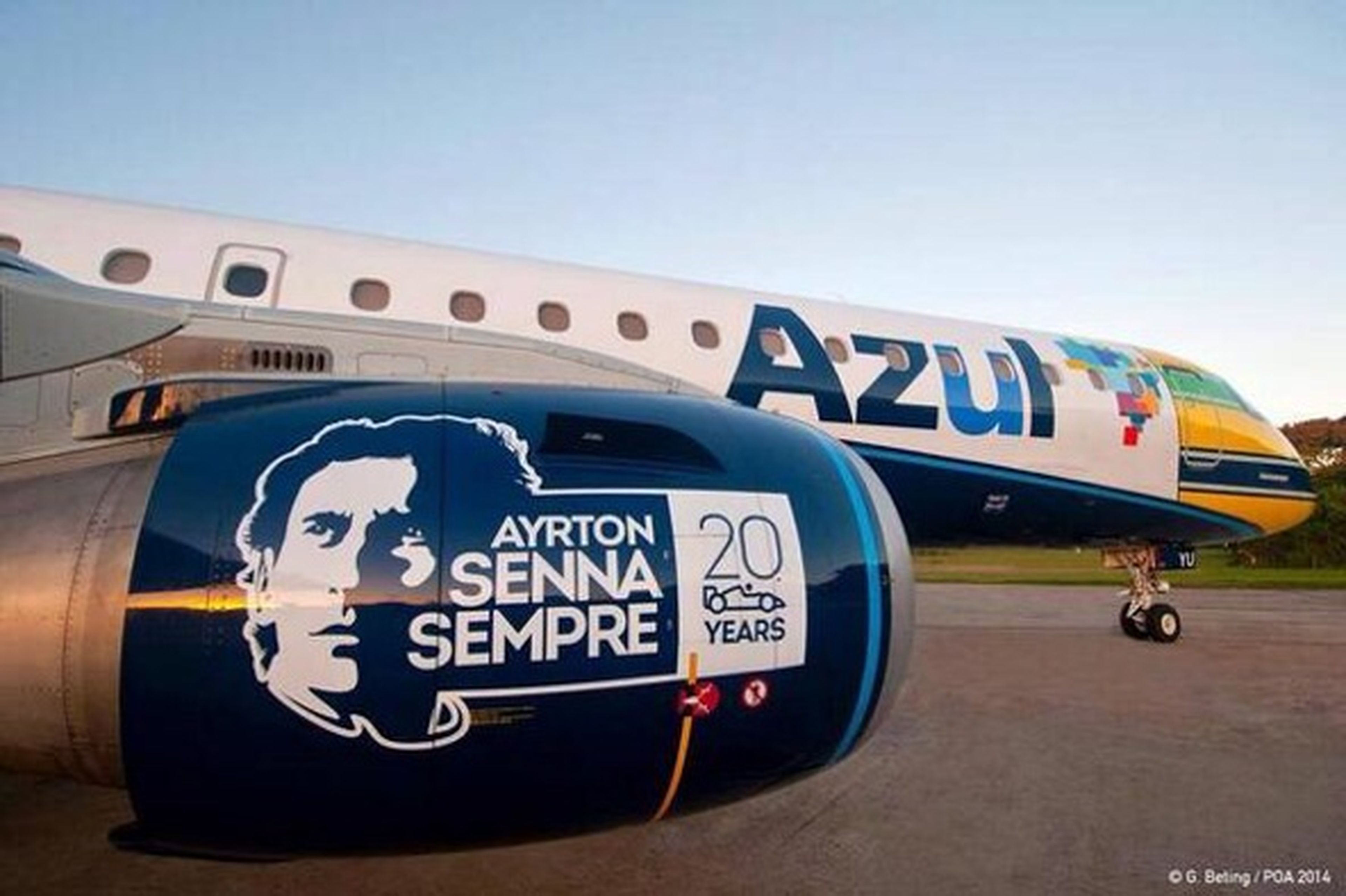 Aviones y futbolistas con casco en los homenajes a Senna