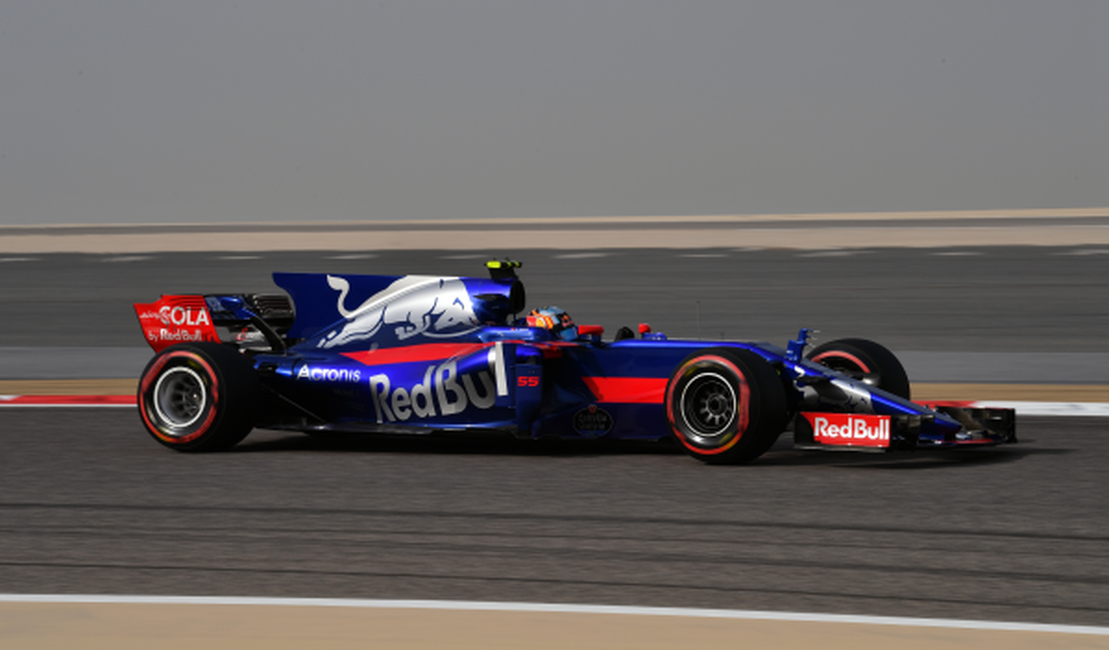Carlos Sainz, obligado a remontar en Bahréin