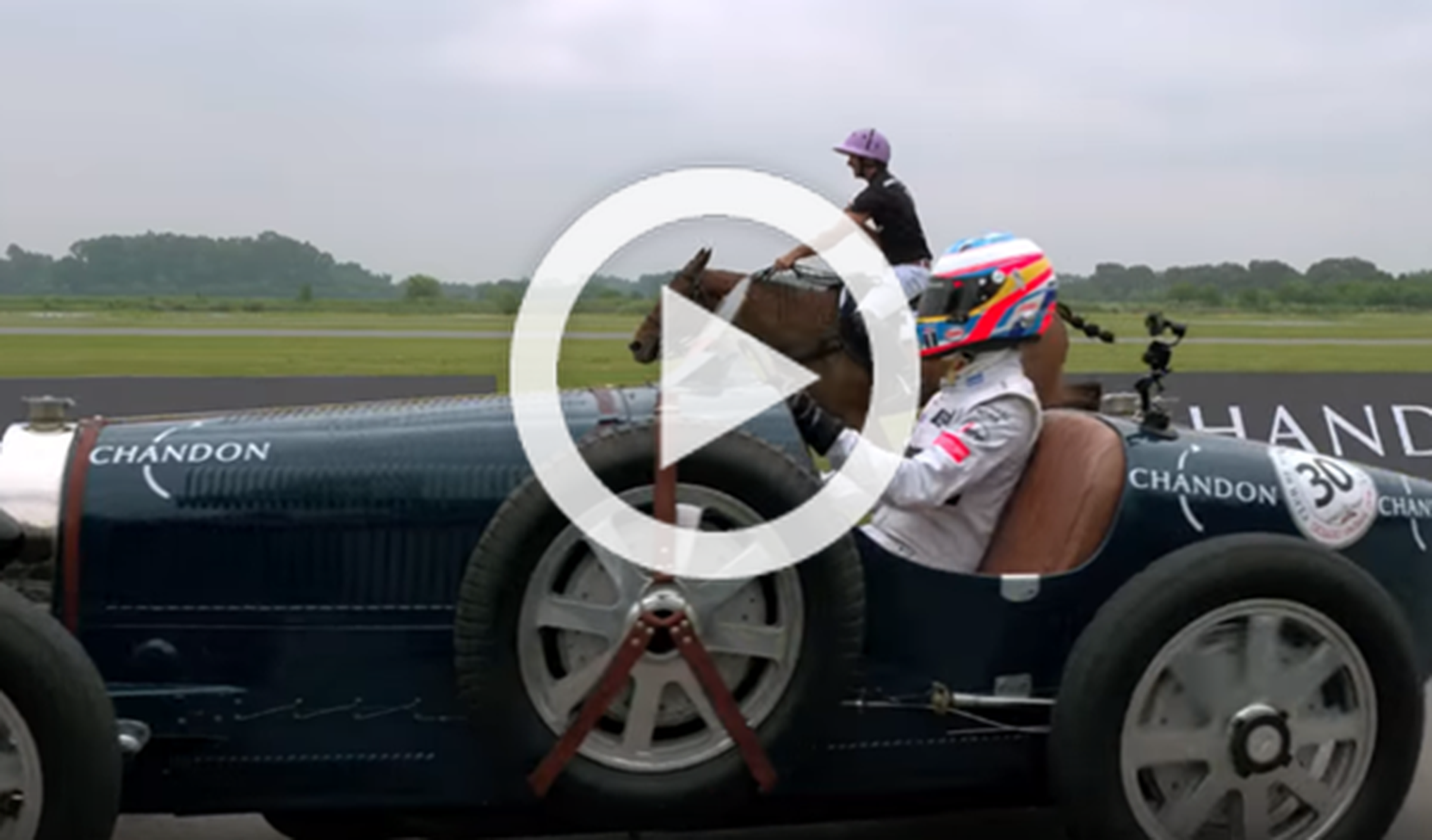 La curiosa carrera de Alonso con un Bugatti histórico