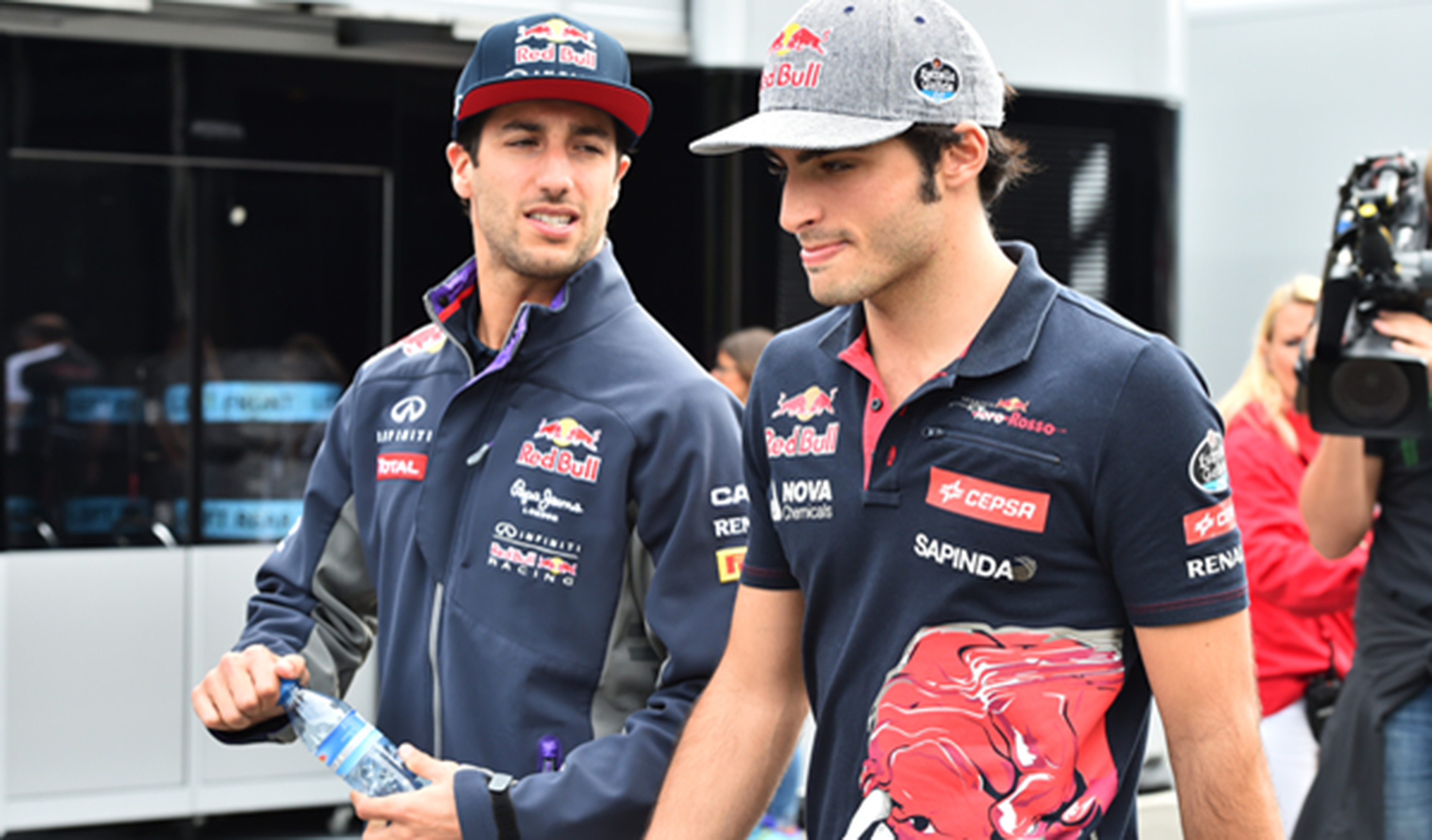 Daniel Ricciardo camina por el paddock junto a Carlos Sainz