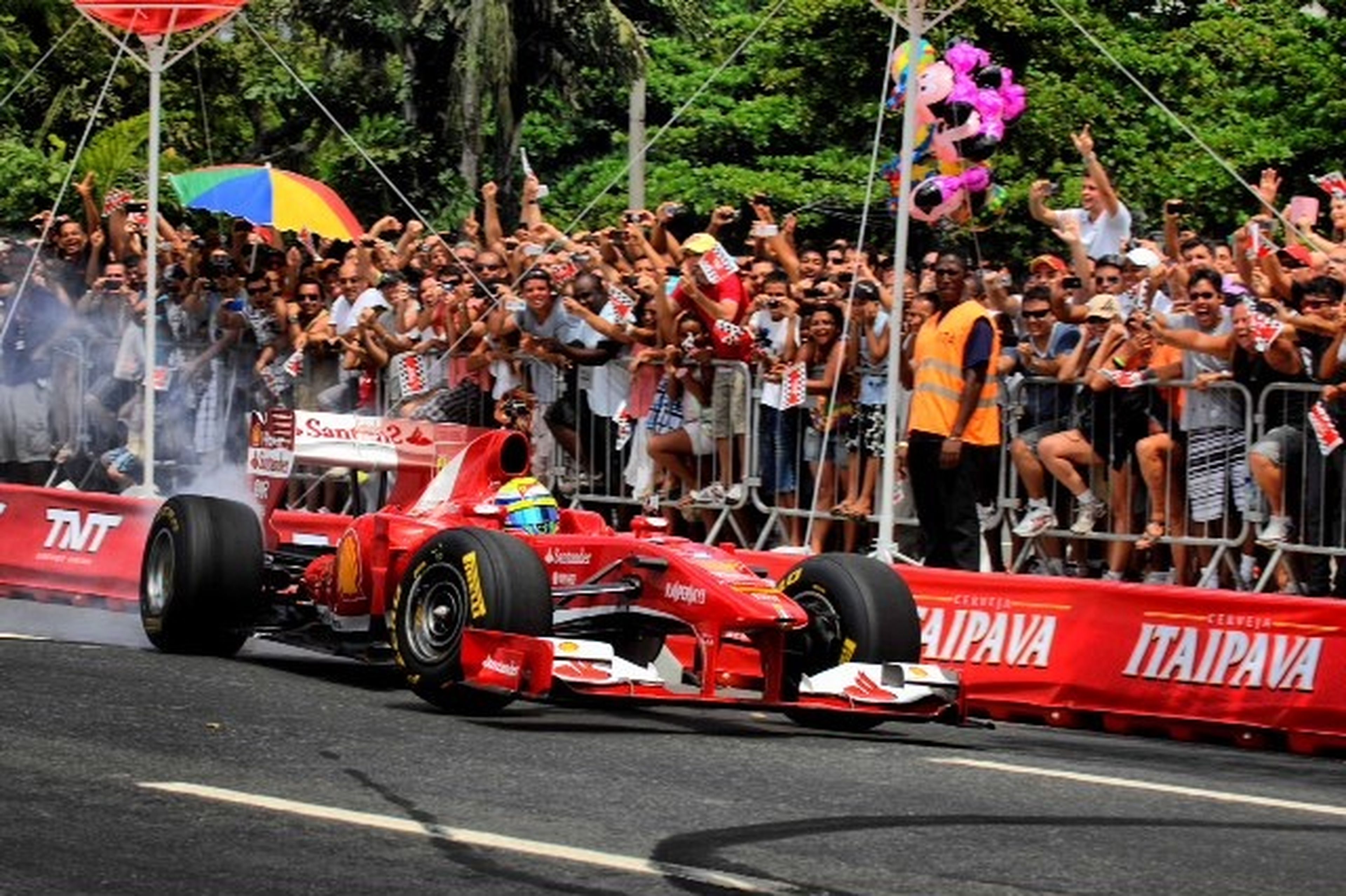 La exhibición de Ferrari en Brasil deja dos heridos