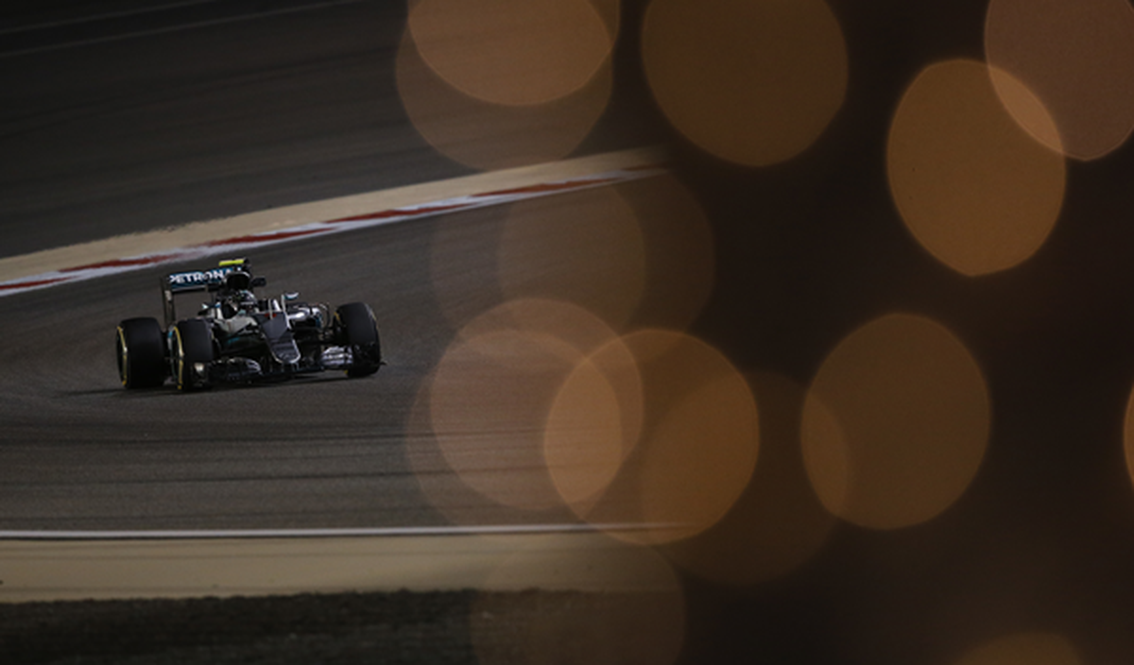 F1. Libres 2 GP Bahréin 2016: Rosberg se mantiene arriba