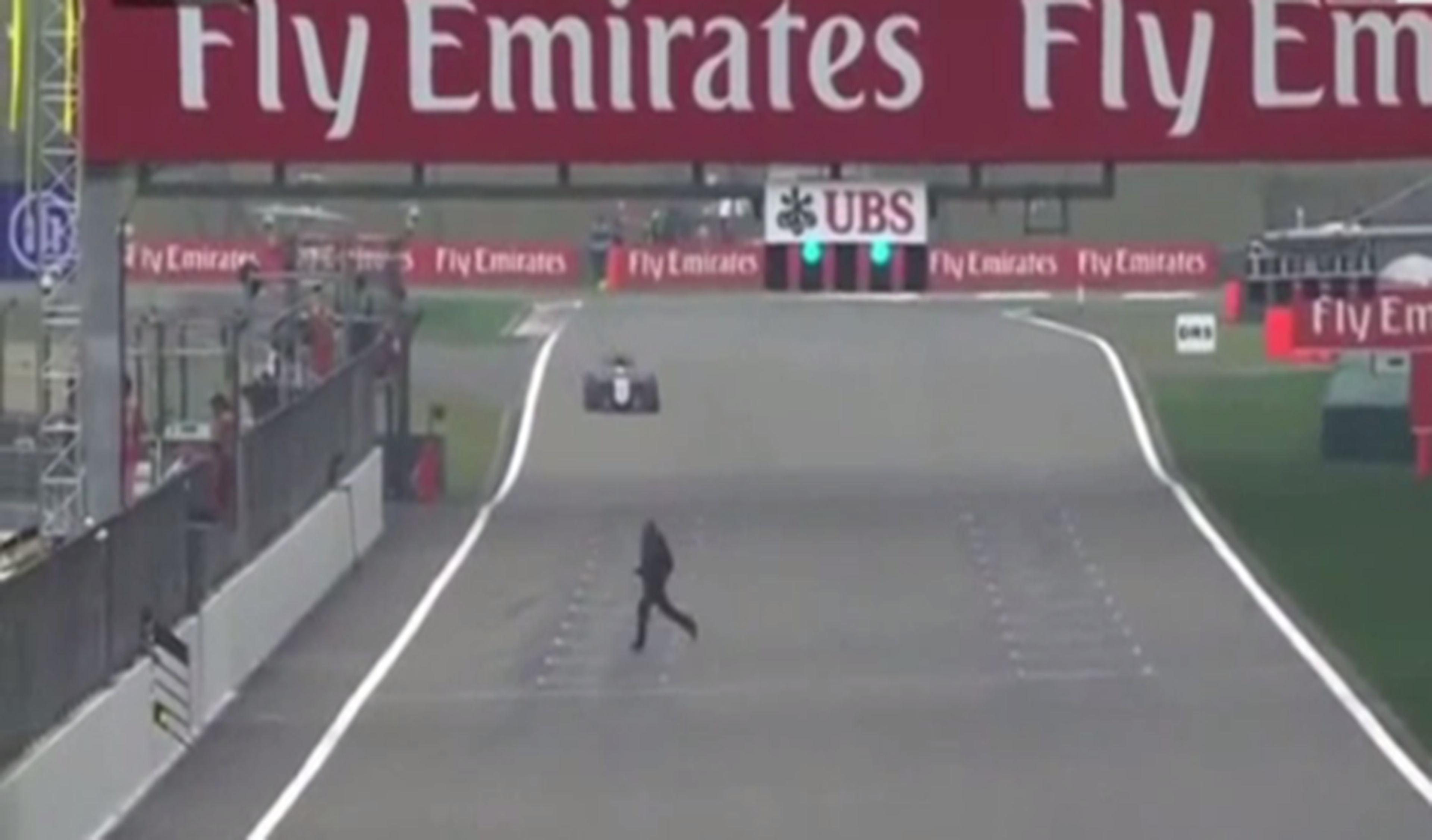 Un fan se cuela en el circuito de China, ¡con F1 en pista!