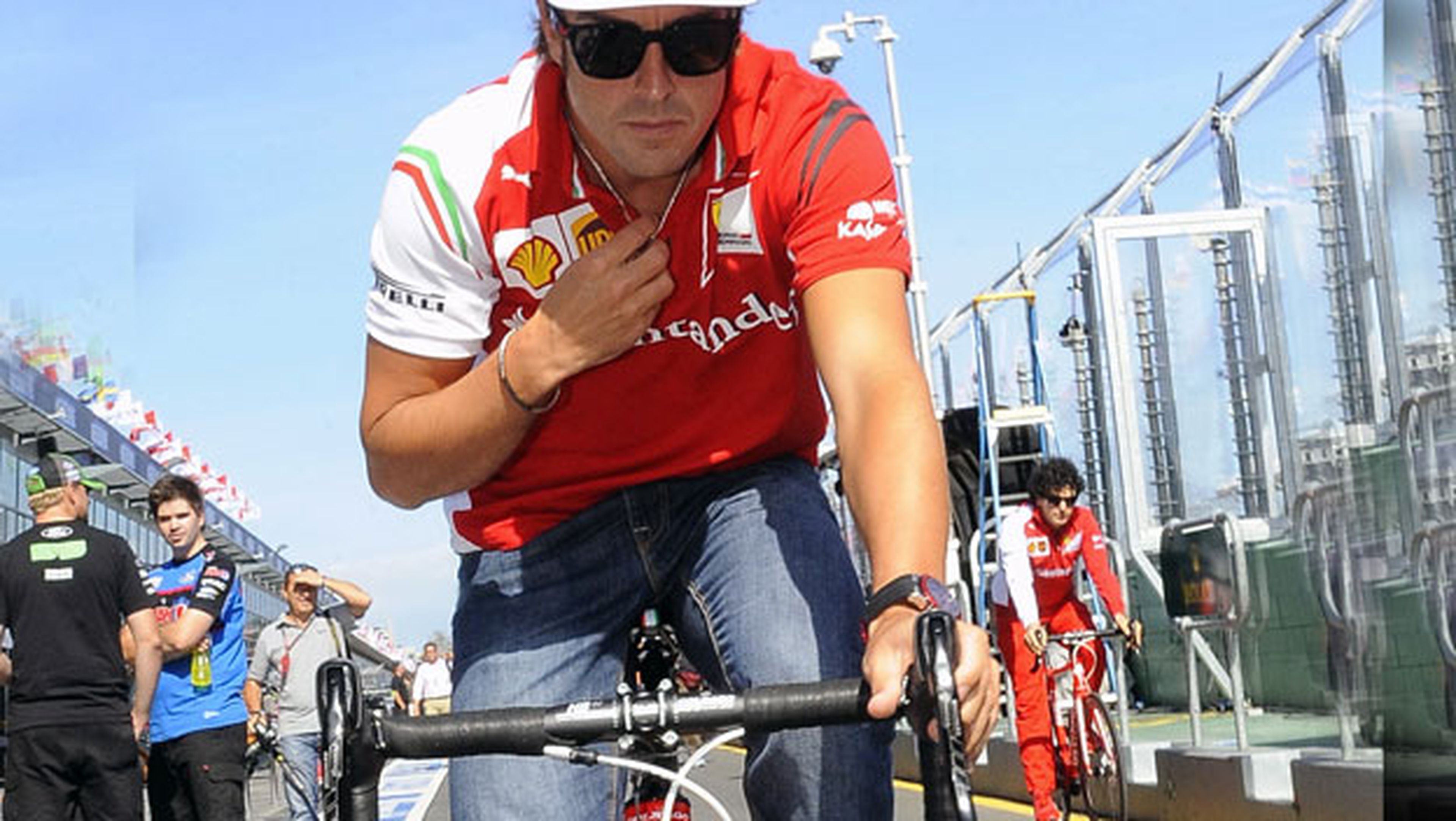 Fernando Alonso en bicicleta
