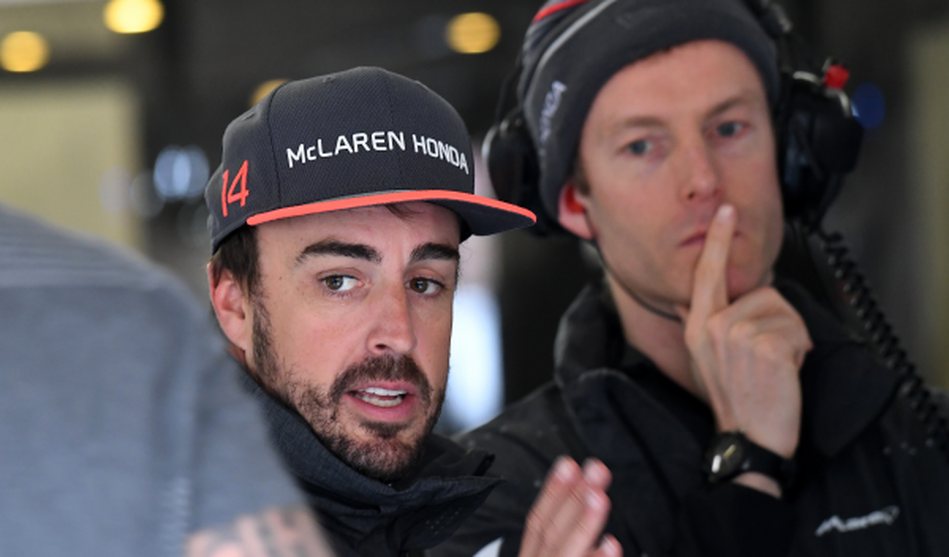 Fernando Alonso en el box de McLaren en China