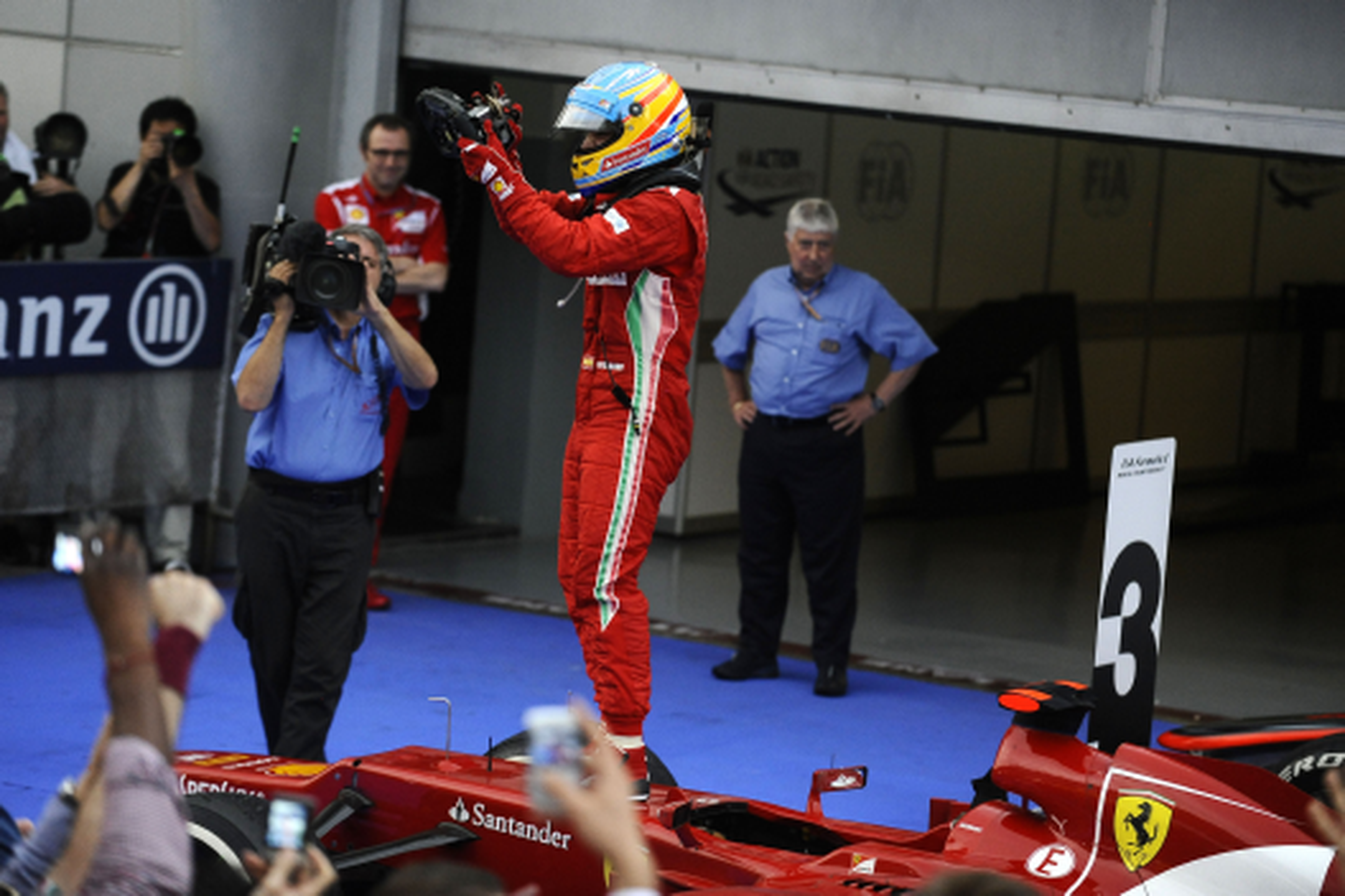 Fernando Alonso al finalizar primero en el GP de Malasia de F1 2012