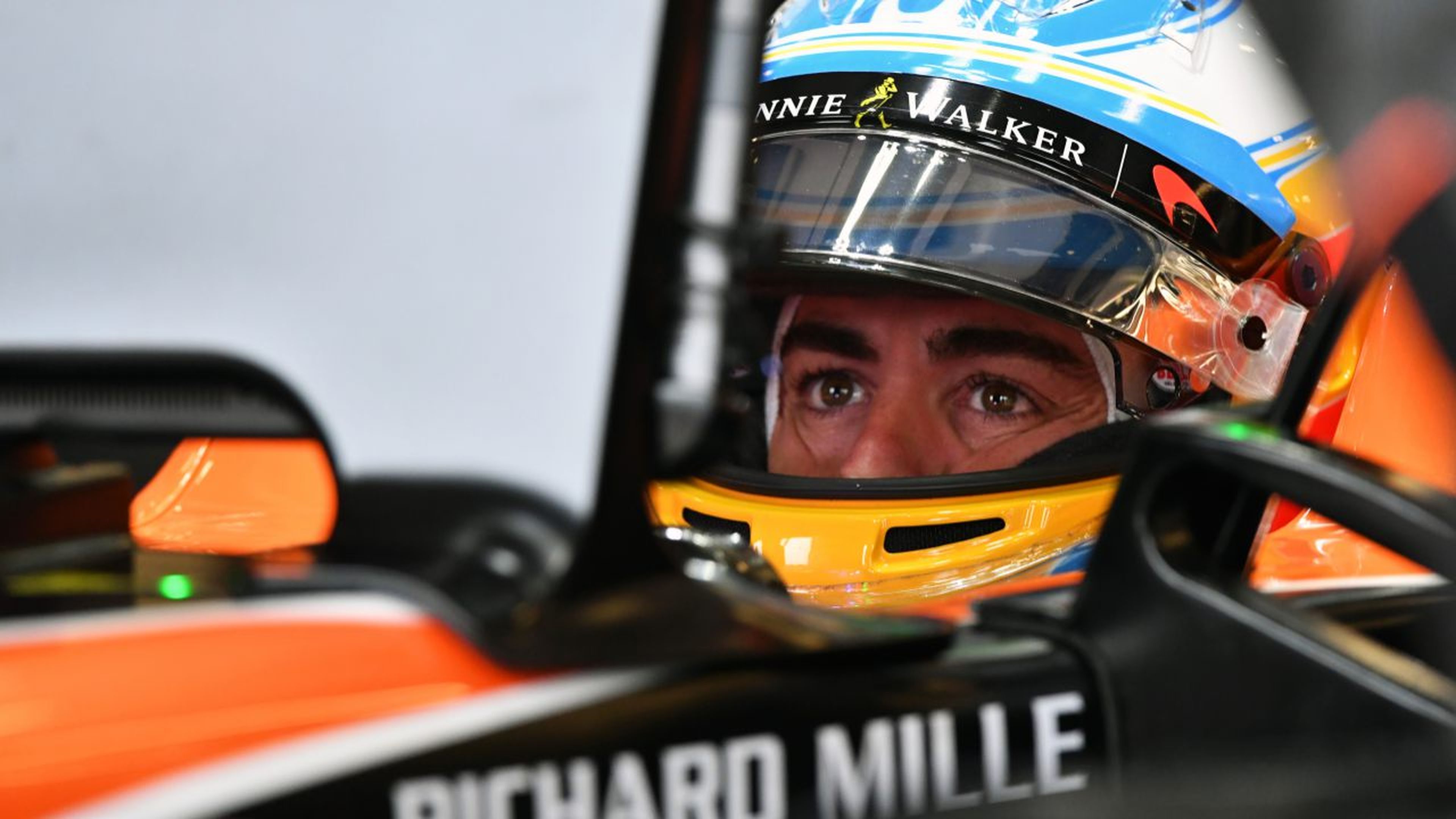 Fernando Alonso, en el interior del box de McLaren
