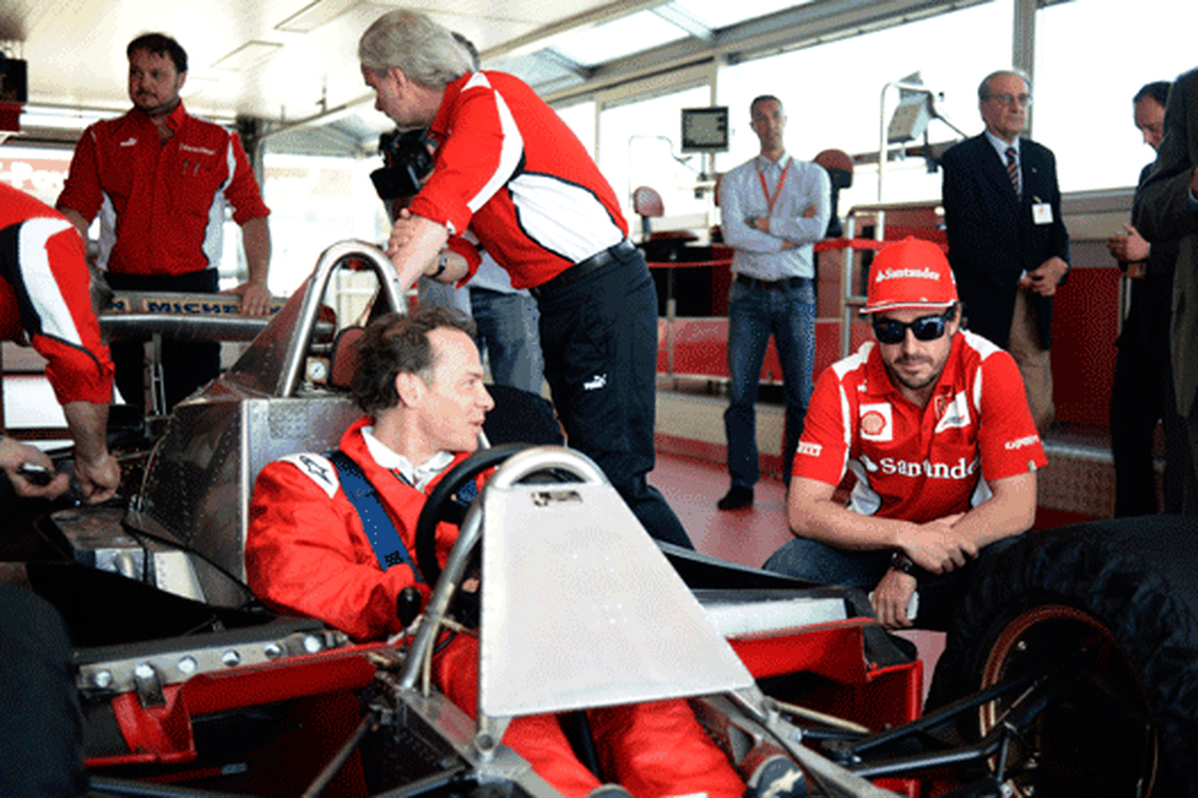 Fernando Alonso junto a Jacques Villeneuve en el box de Ferrari en Fiorano preparando el 312 T4