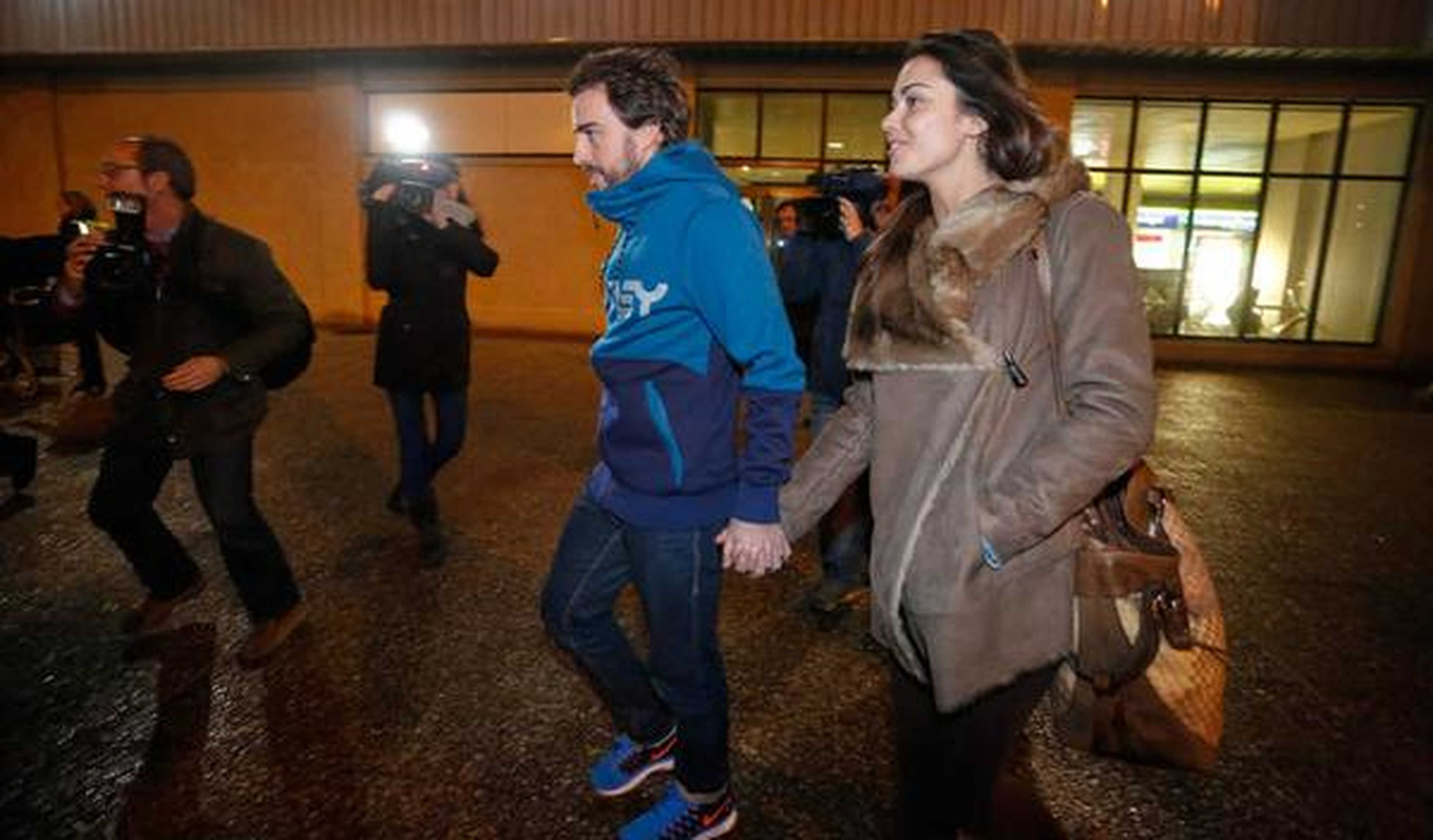 Fernando Alonso y Lara Álvarez en su llegada a Oviedo