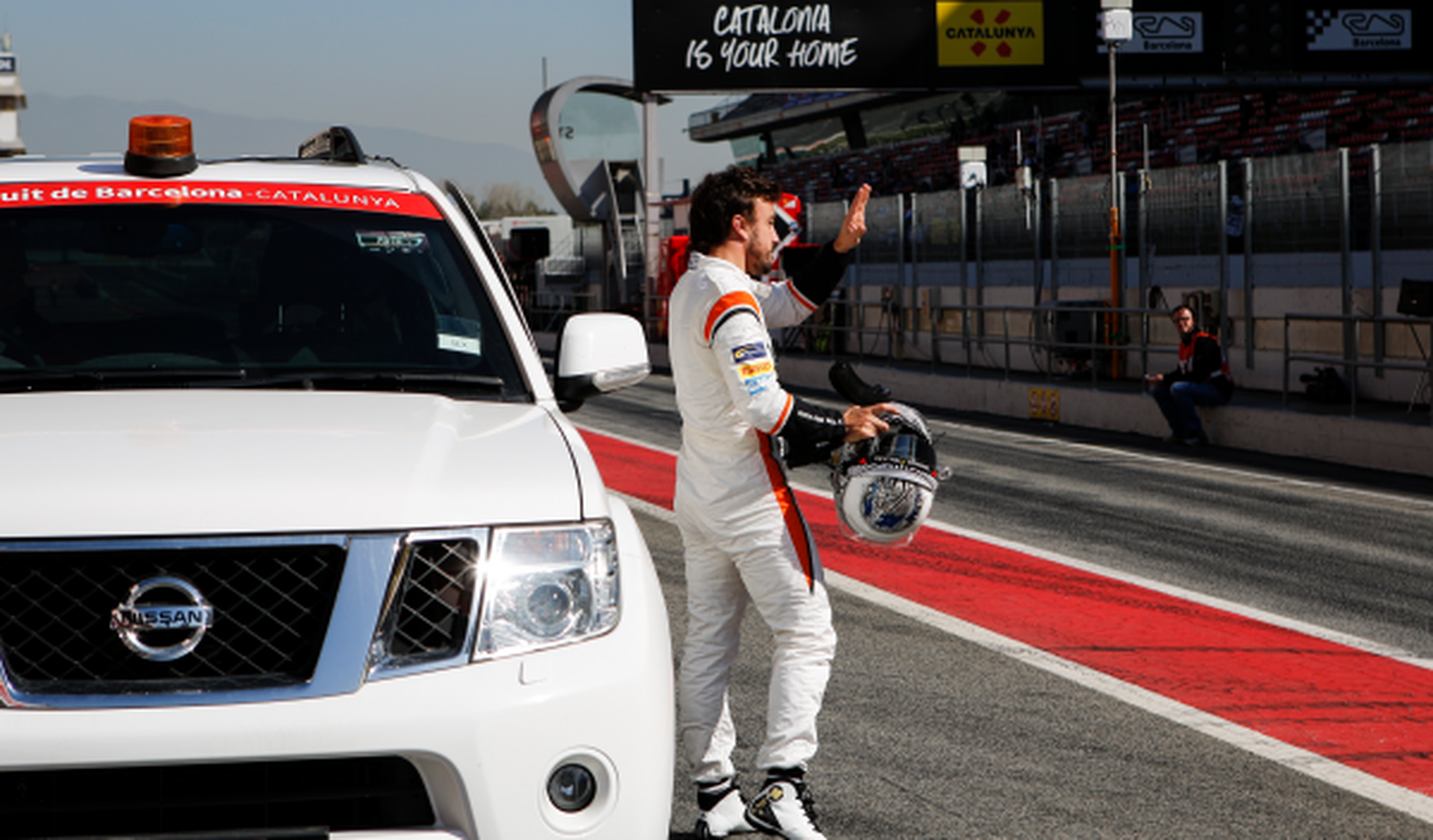 Fernando Alonso llega al pit lane