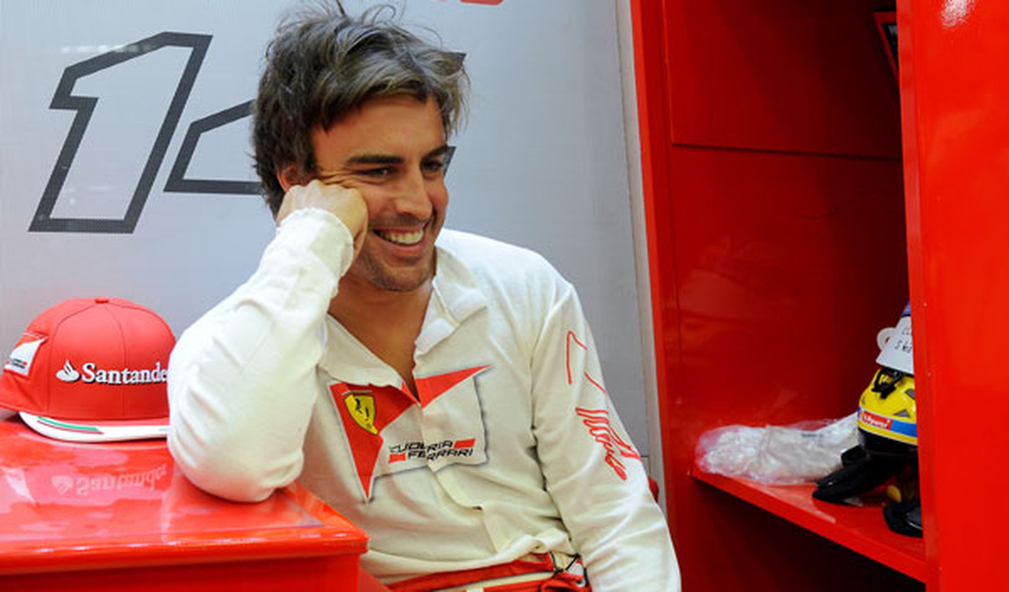 Fernando Alonso 'mete mano' a un cámara de televisión