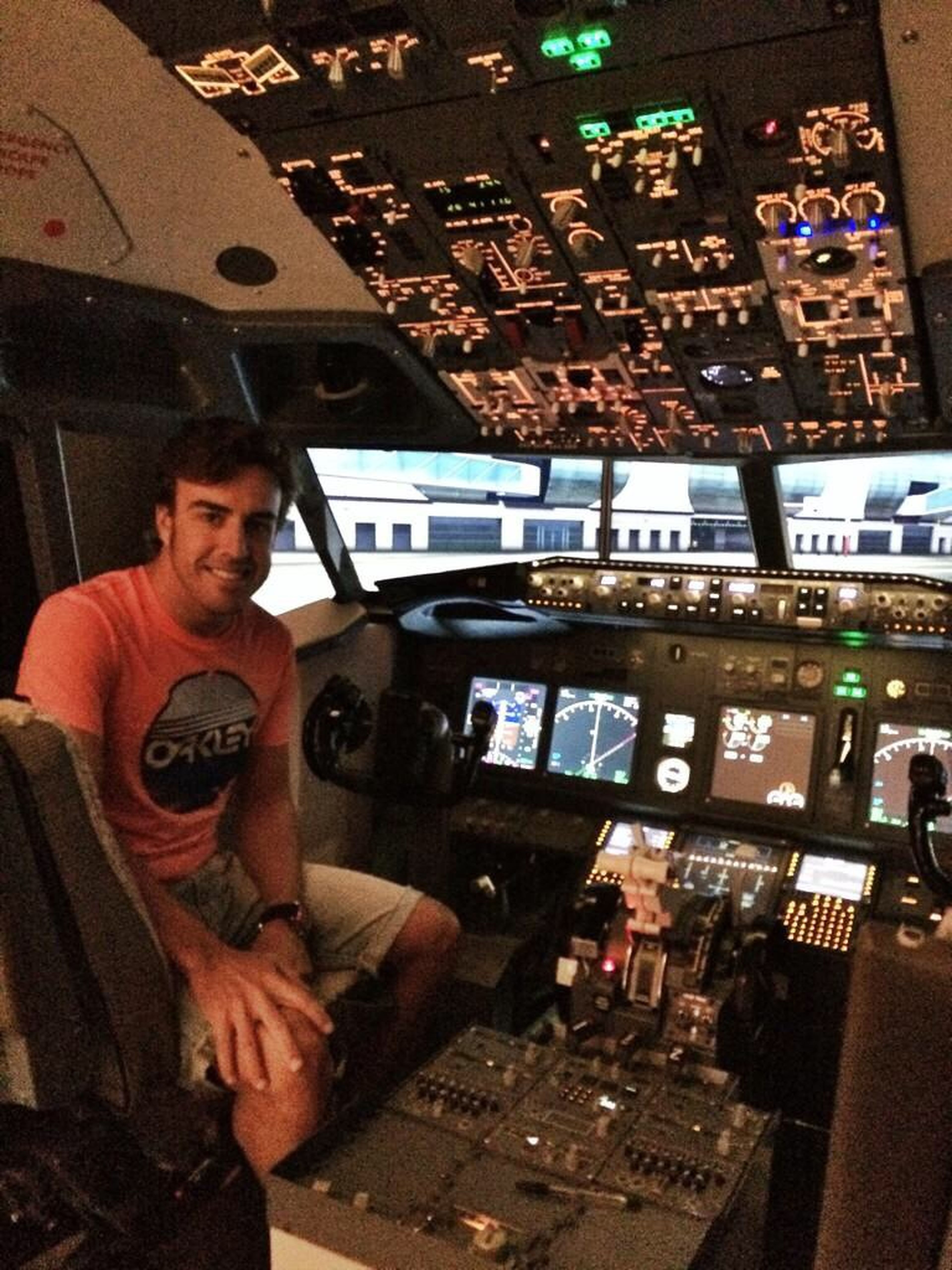 Fernando Alonso pilota un avión