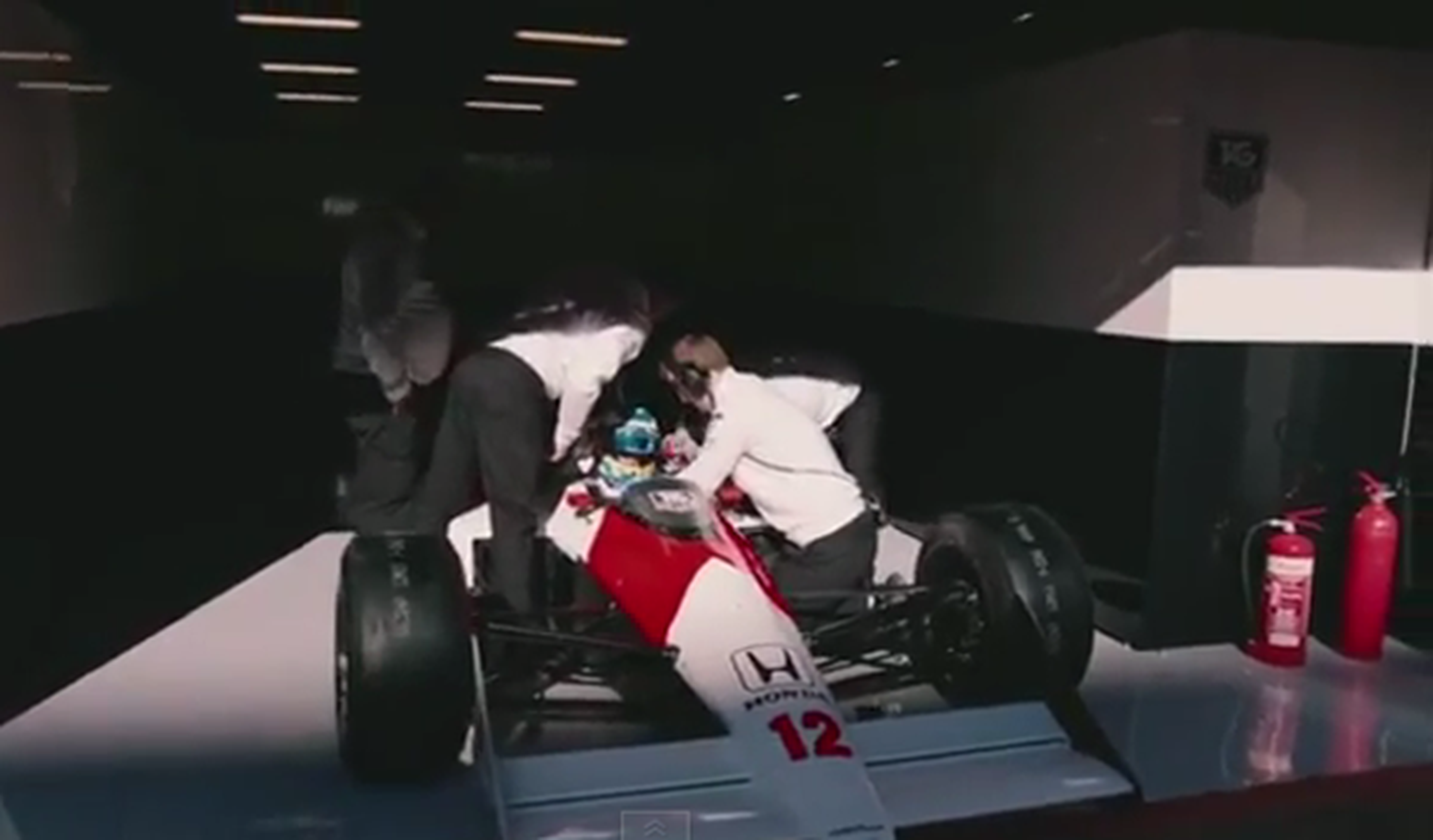 Fernando Alonso pilota el coche de Senna de 1988