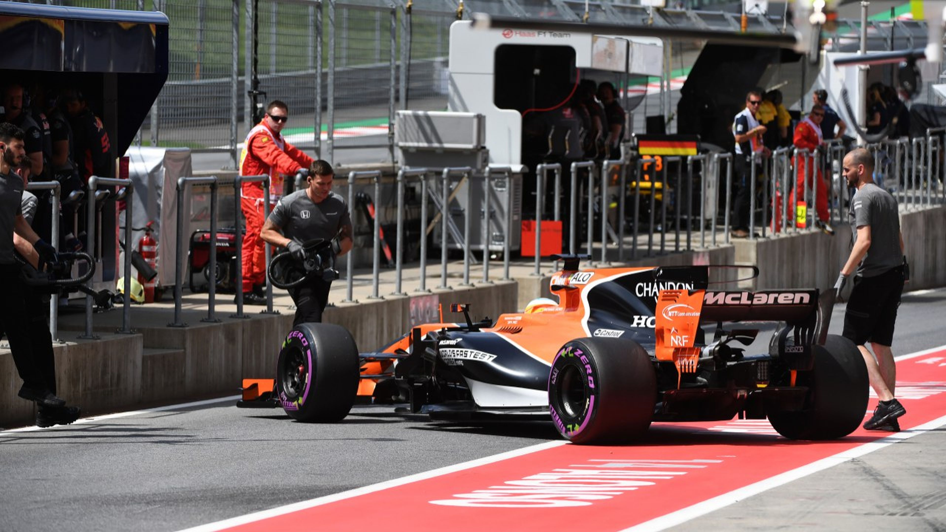 Fernando Alonso, en el pit lane de Austria
