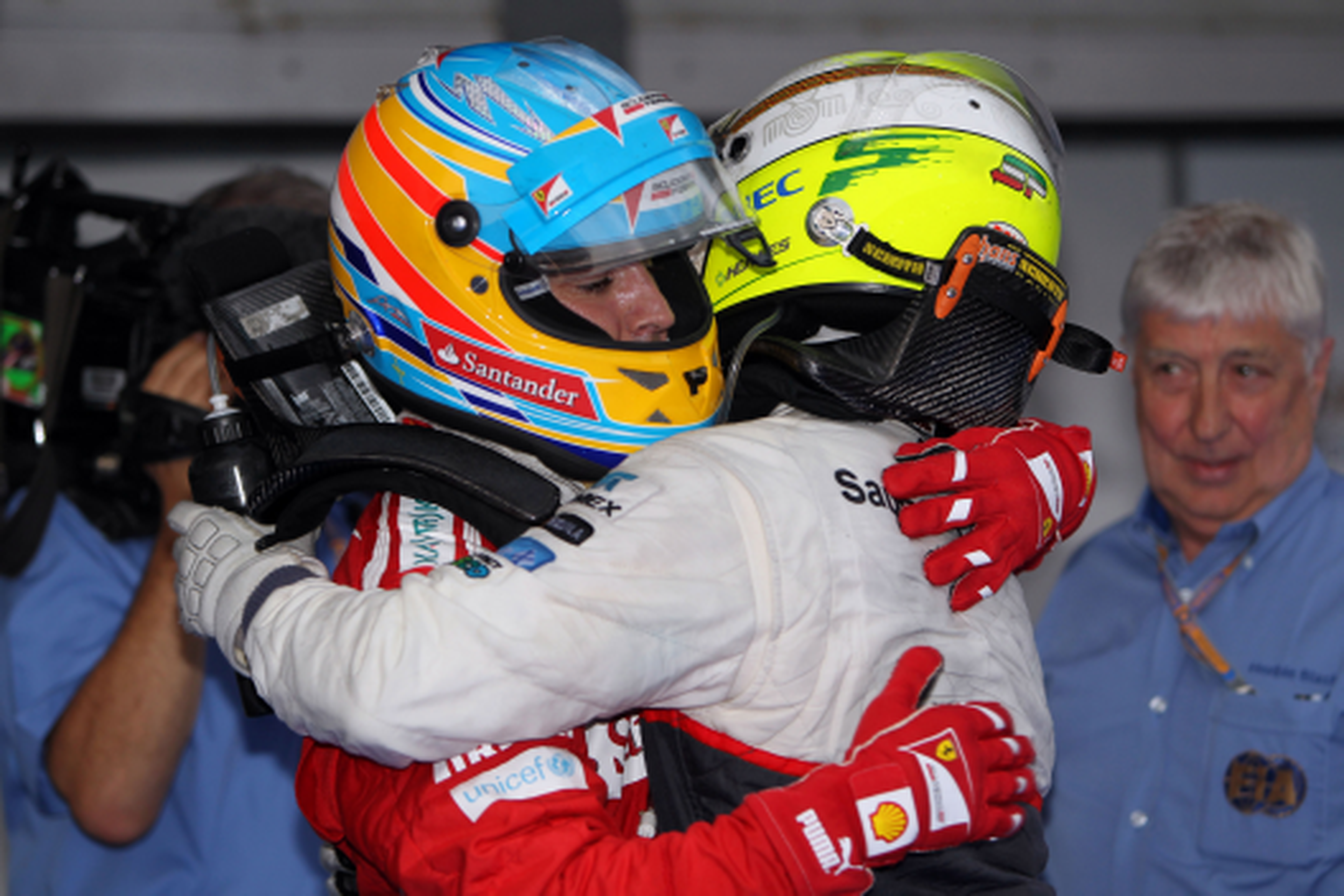 Fernando Alonso y Sergio Pérez se felicitan tras el GP de Malasia de F1 2012