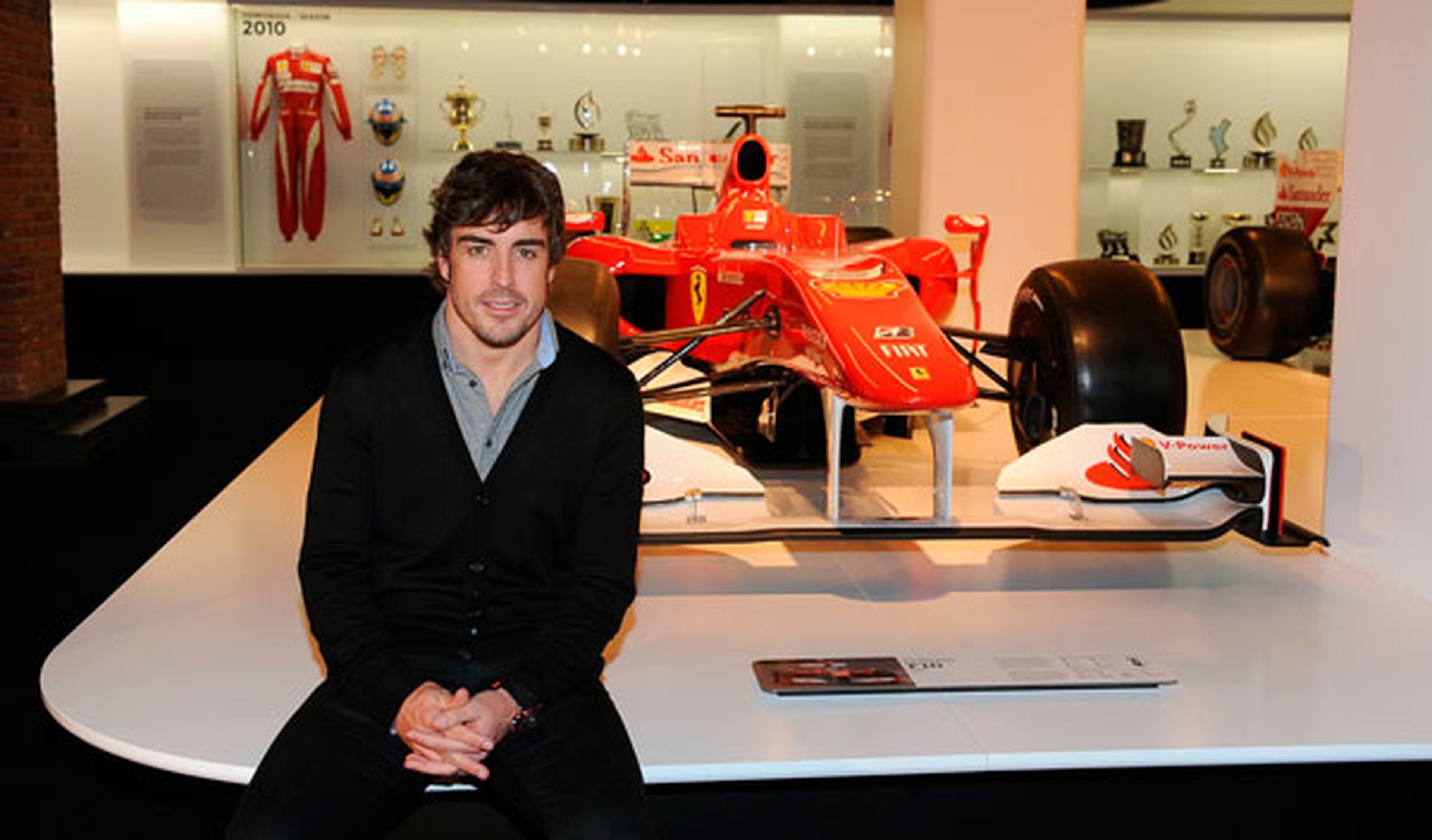 Fernando Alonso visita su exposición en Madrid