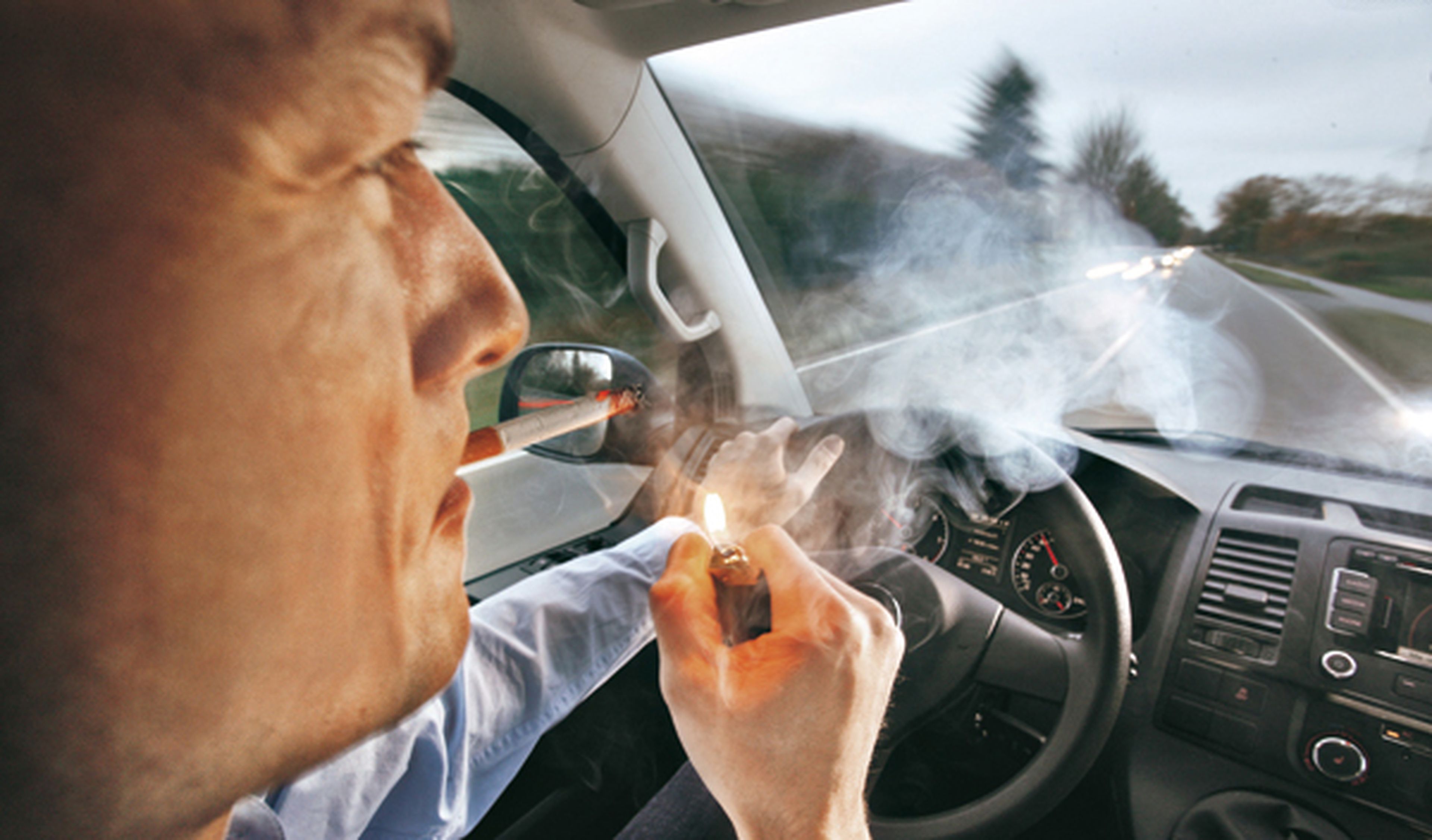 Fumar mientras conduces es una de las causas más comunes de distracción al volante