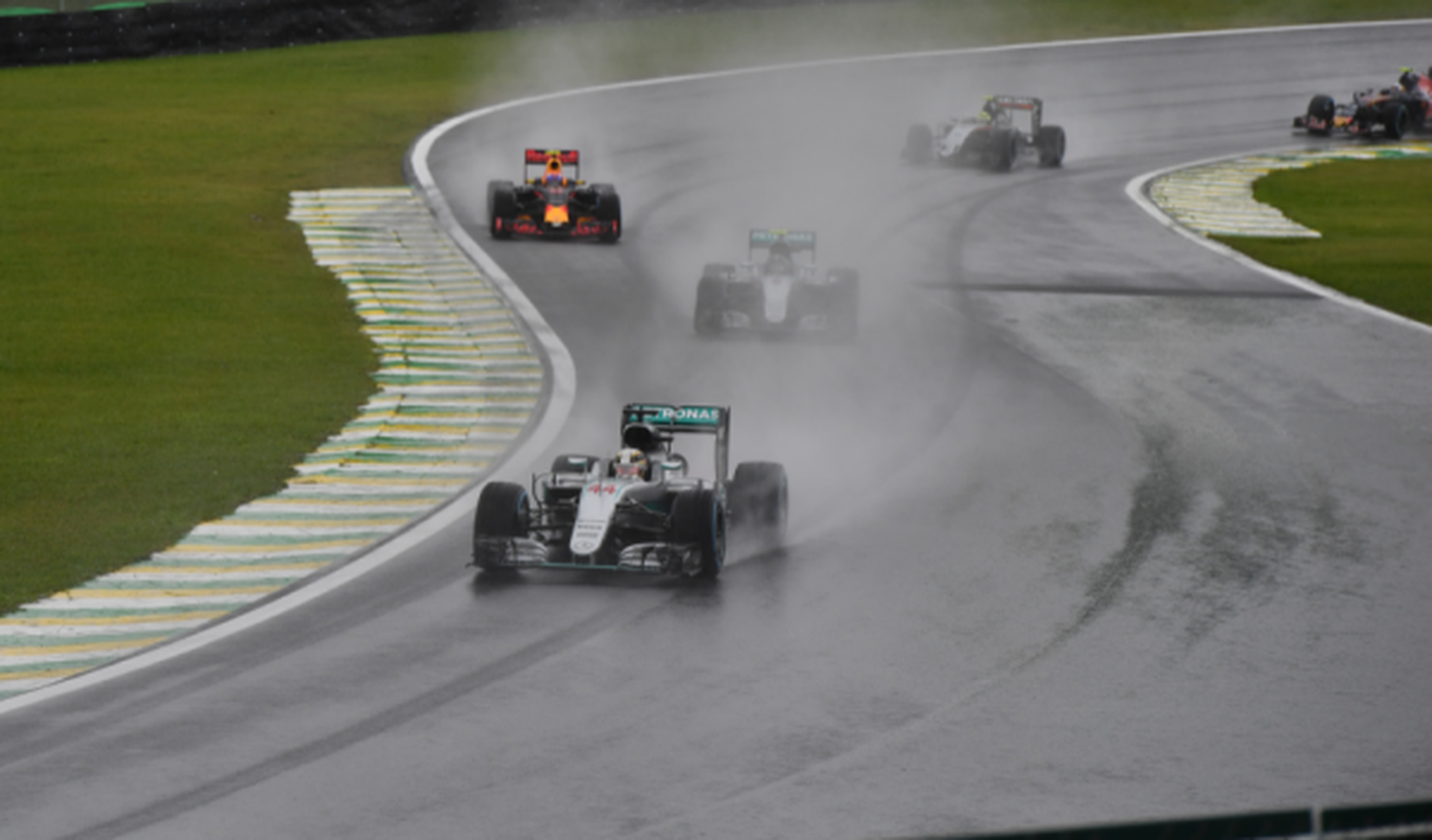 GP Brasil 2016: Hamilton gana en el diluvio de Interlagos