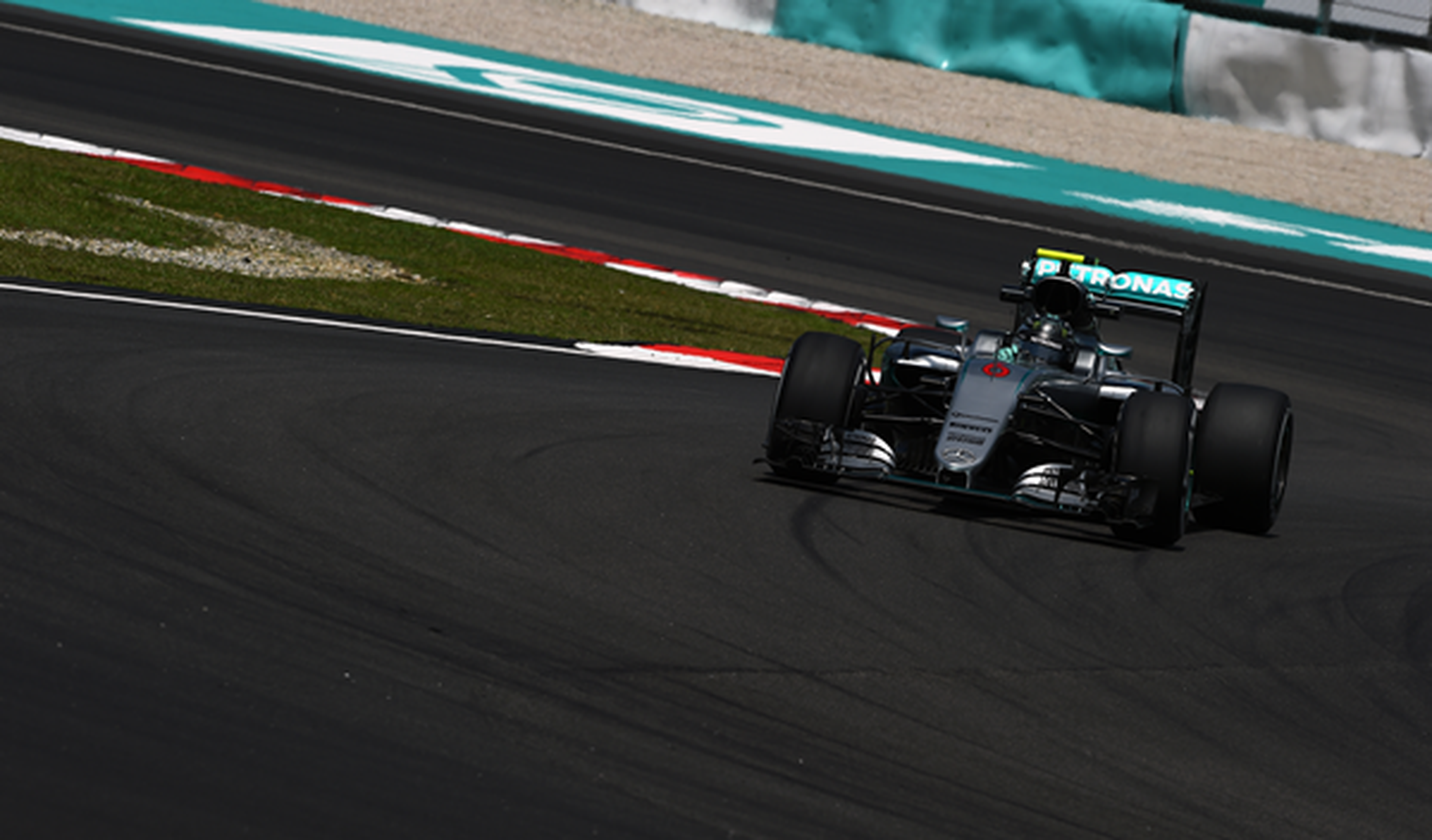 GP Malasia, entrenamientos: Mercedes manda, Alonso 5º