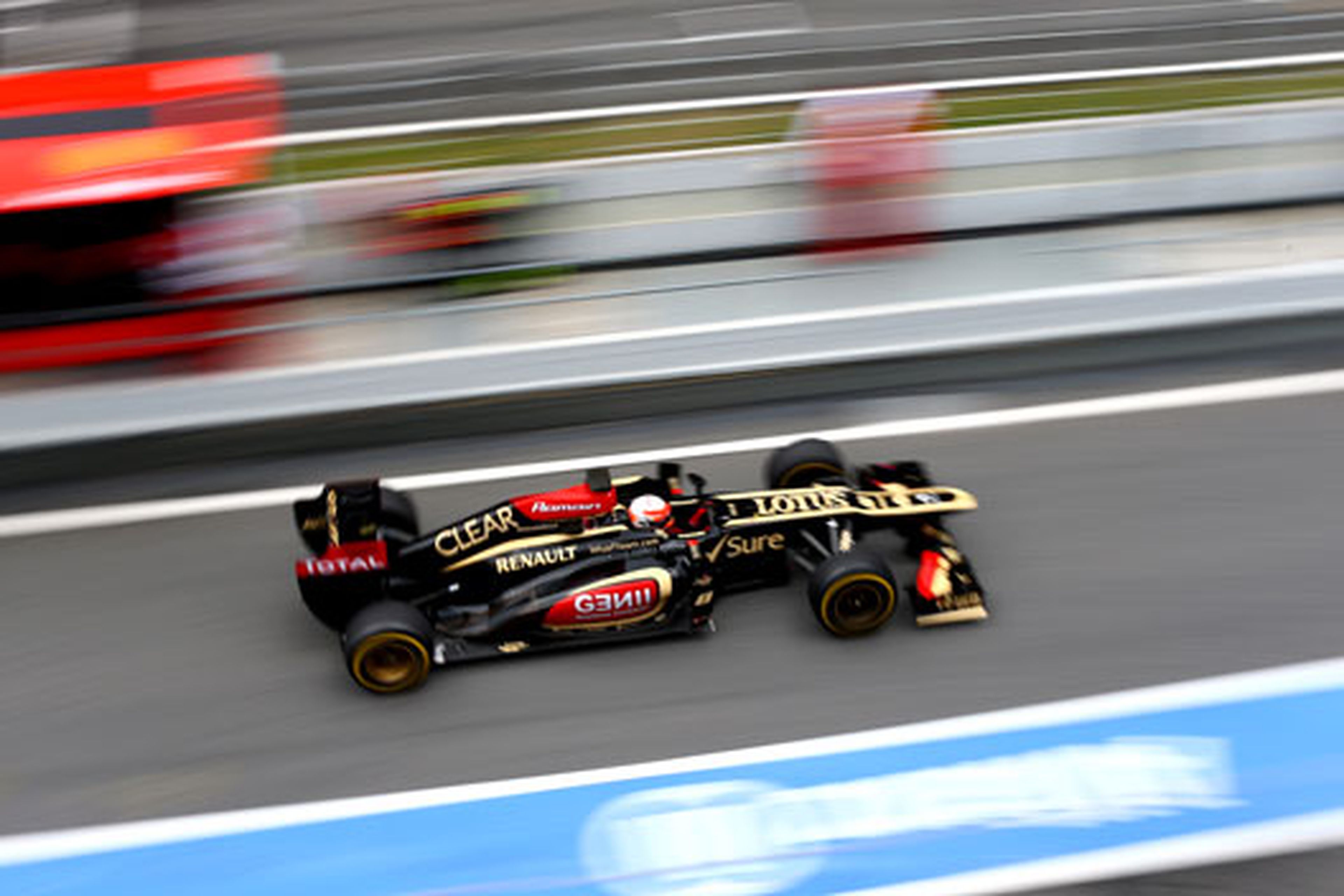 Grosjean Lotus tests F1 Montmelo