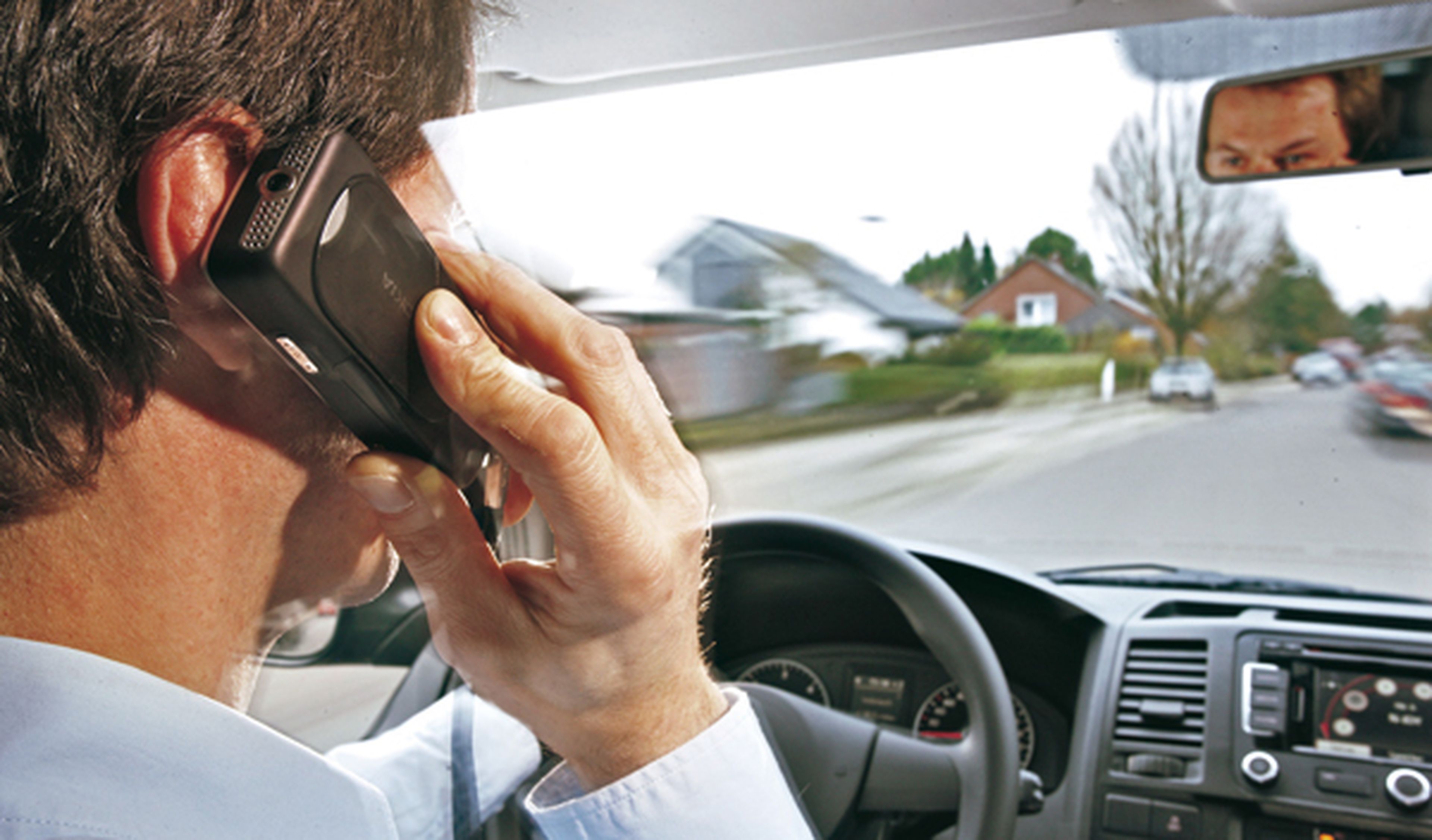 Hablar por el teléfono móvil mientras conduces es una causa de distracción al volante