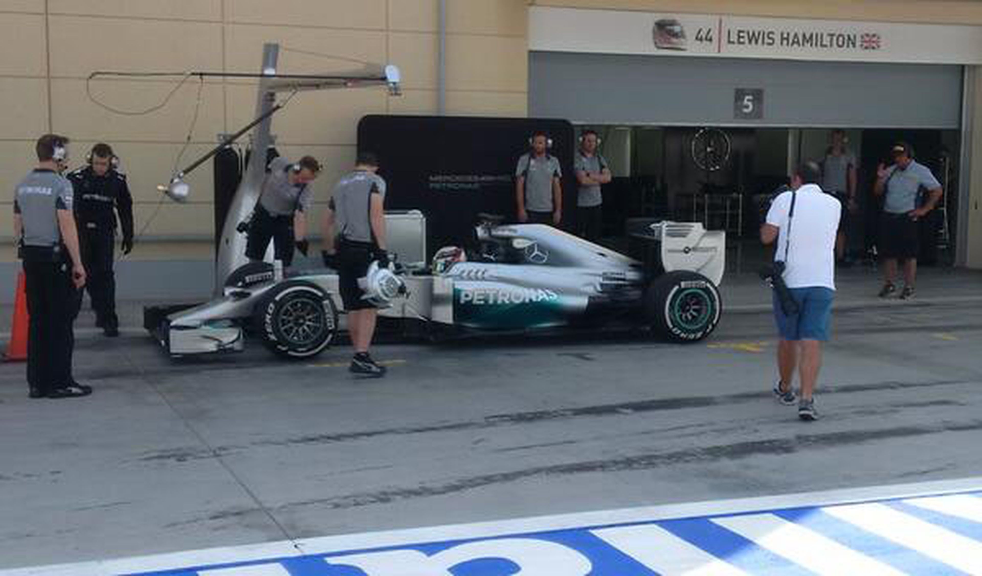 Hamilton lidera tests de Bahrein (2). Ferrari, en problemas