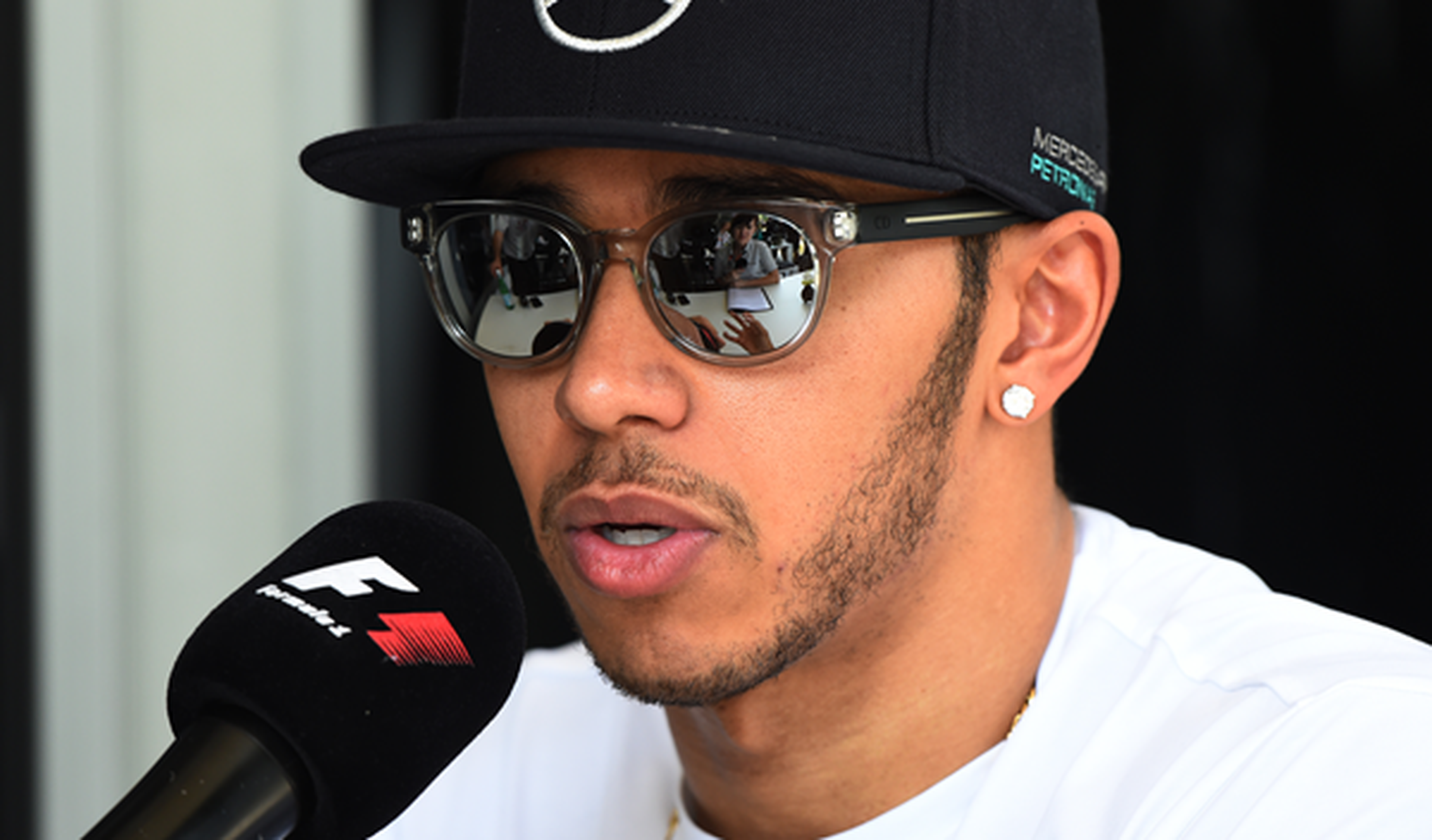 A Hamilton le parecen divertidas las quejas de Red Bull