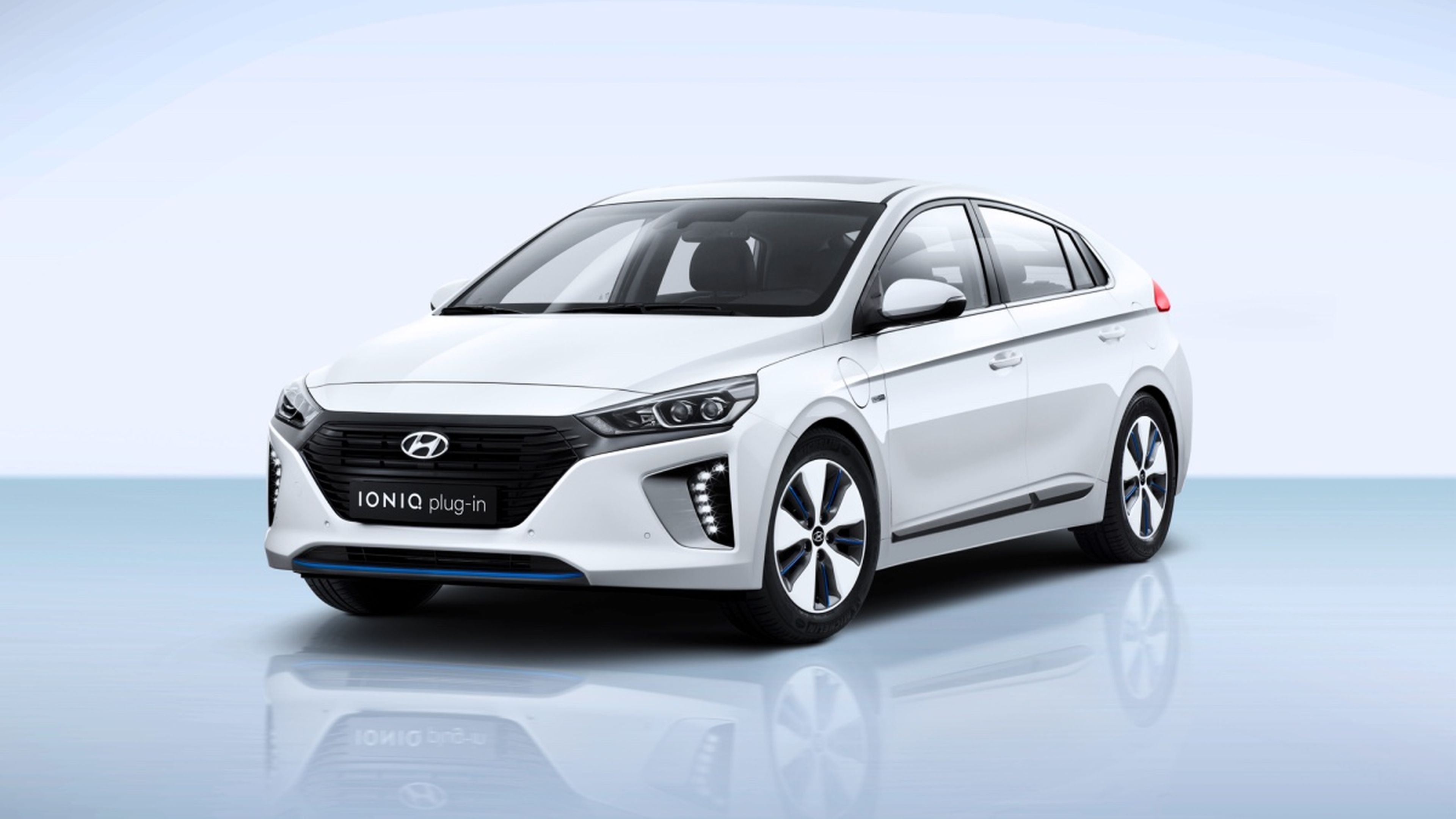 En el exterior, el Hyundai Ioniq plug-in no se diferencia de sus hermanos de gama