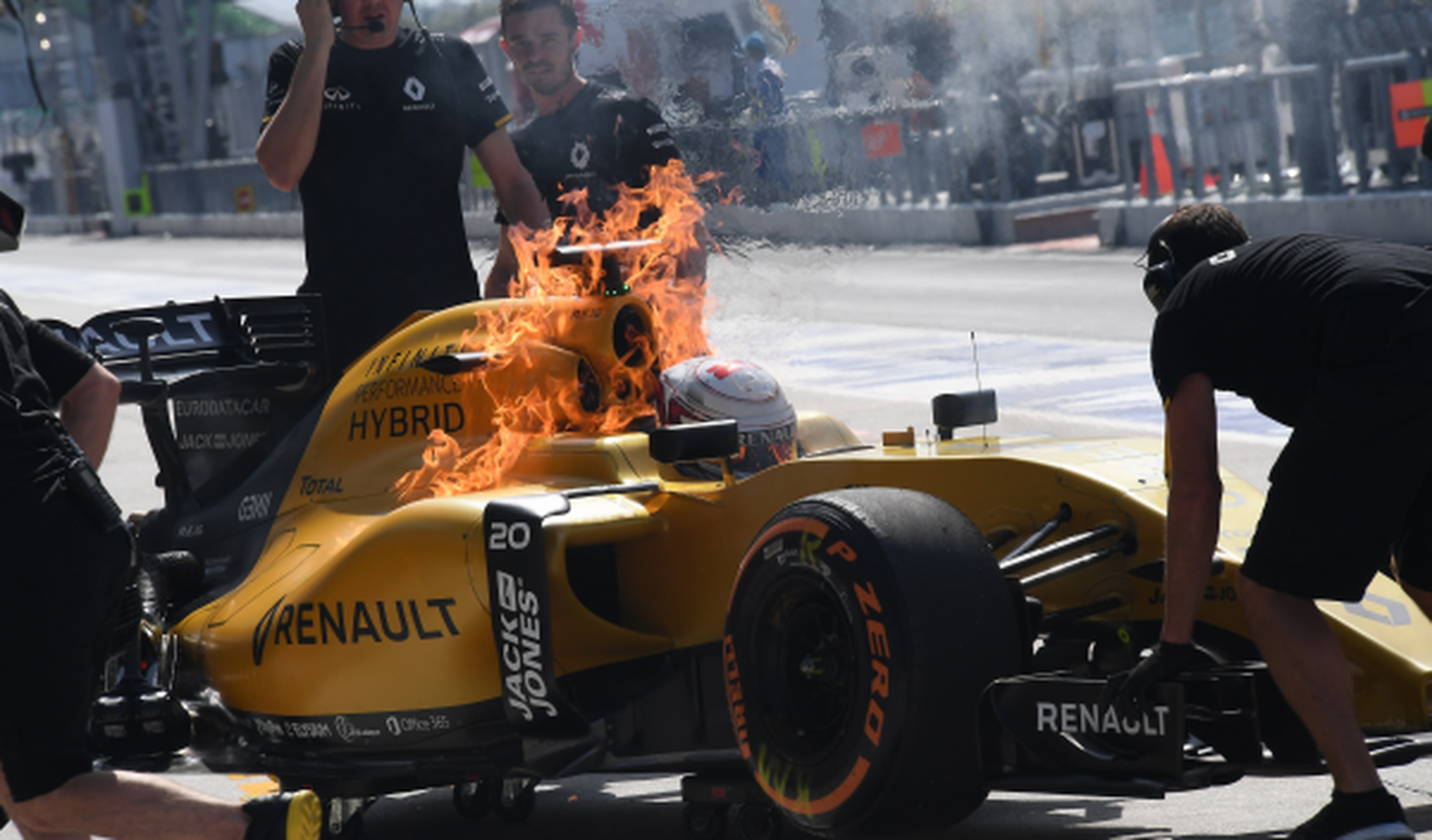 Incendio en el coche de Magnussen en el GP de Malasia