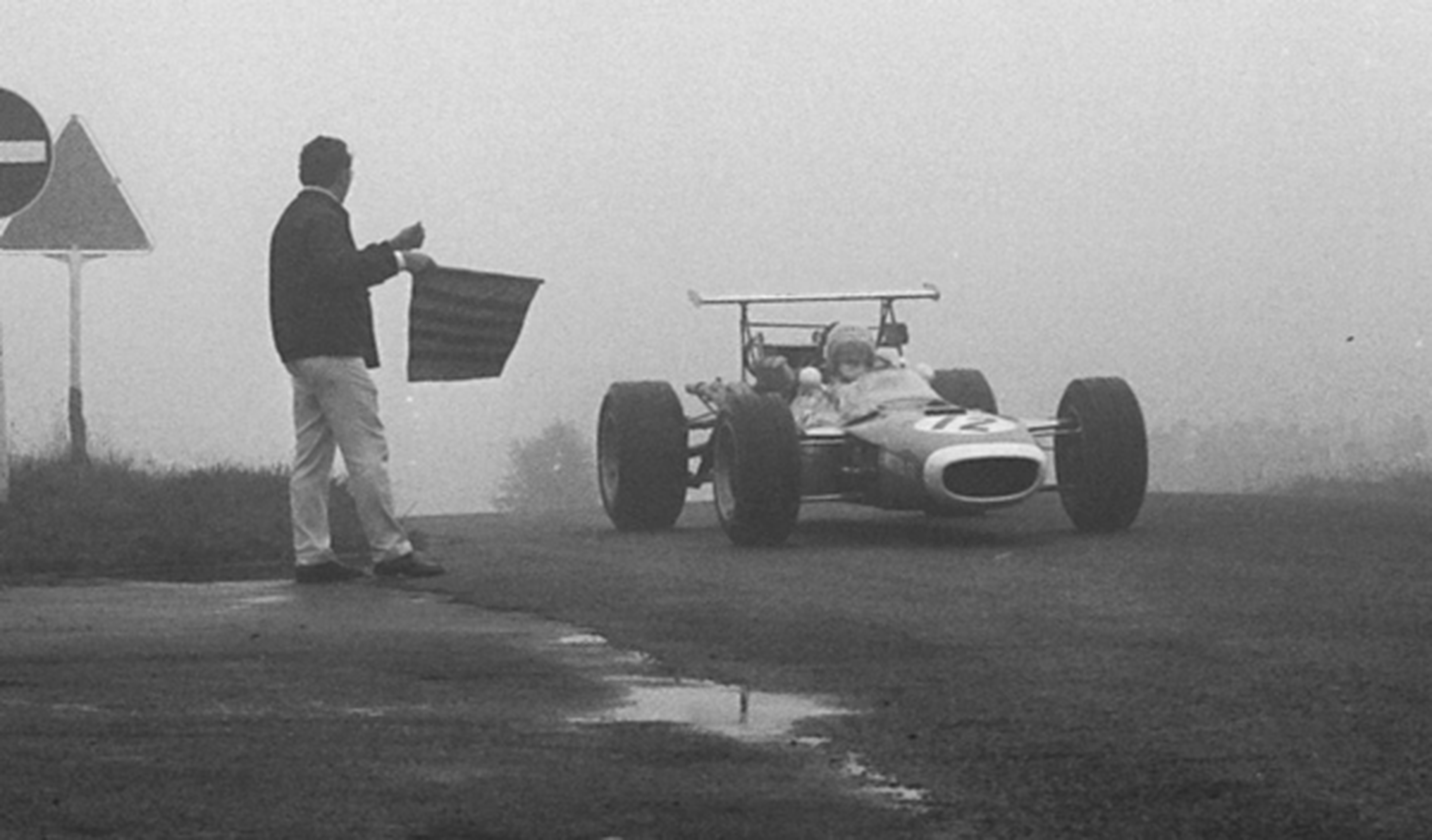 Jean-Pierre Beltoise durante el GP de Nürburgring de 1968 subido a un Matra.