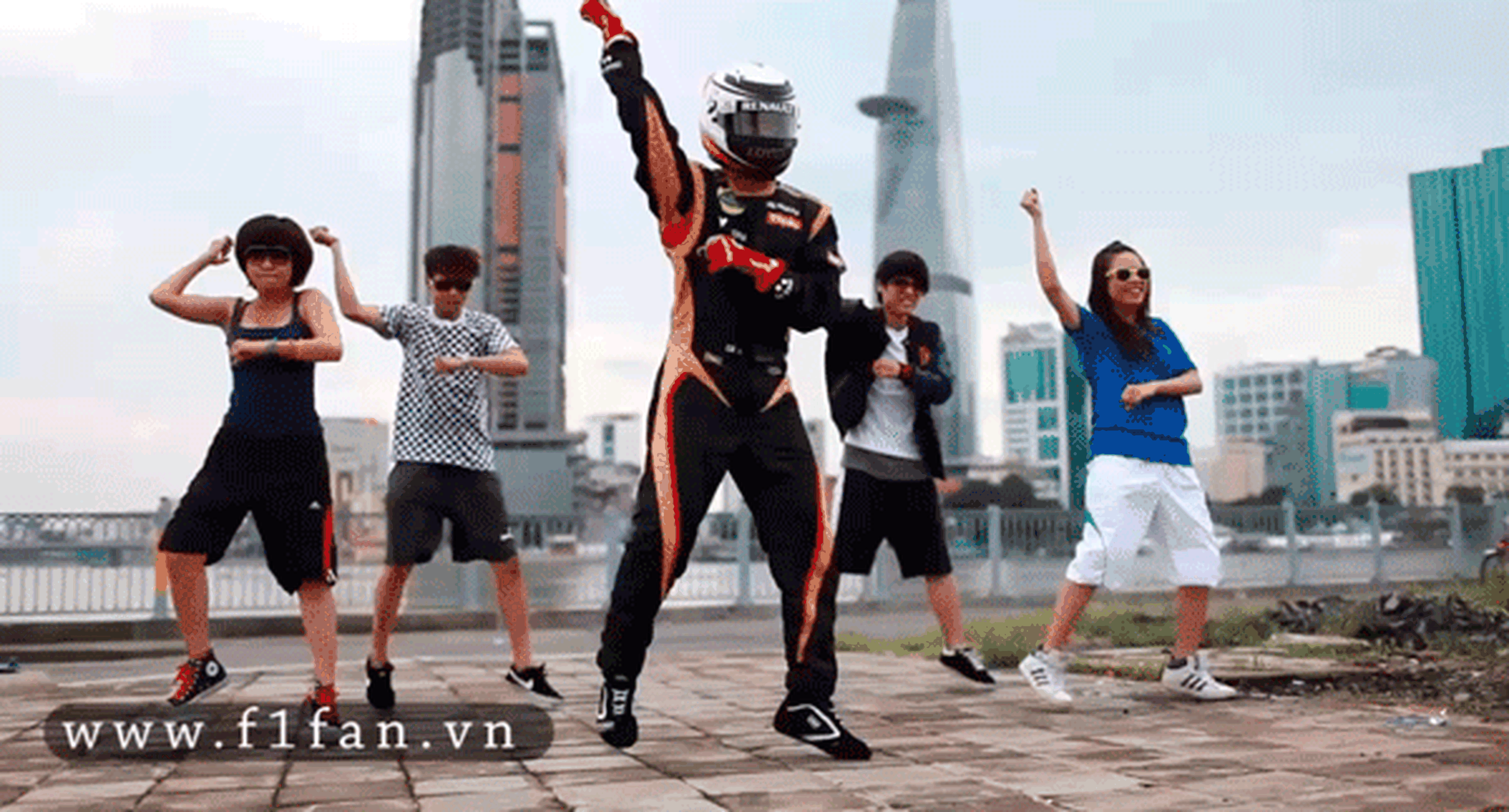 Kimi Raikkonen bailando en la calle