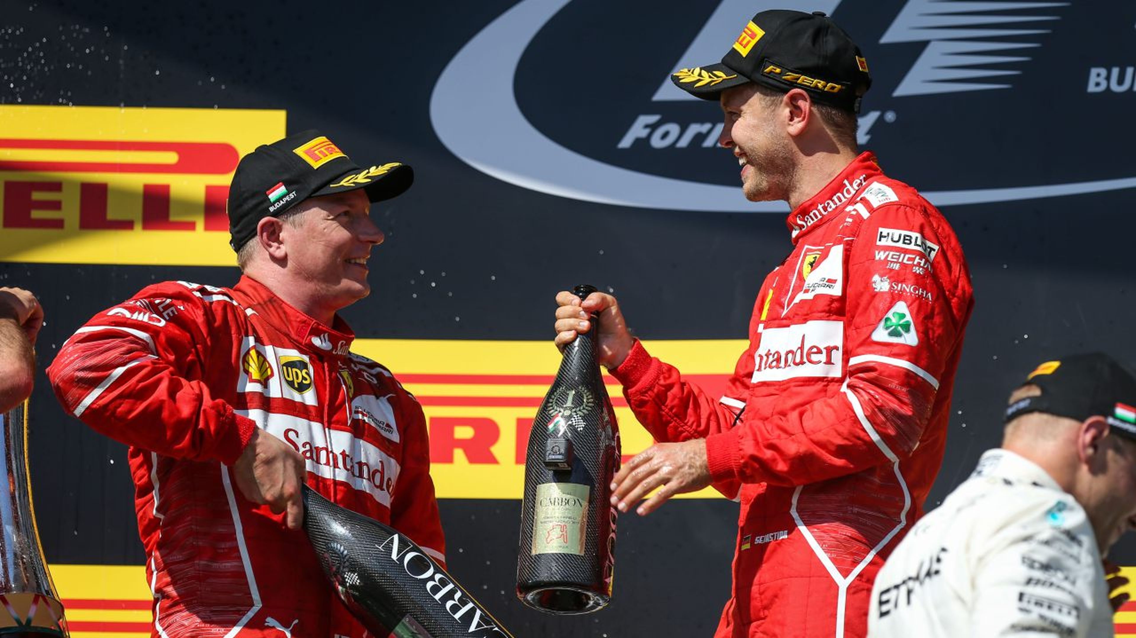 Kimi Raikkonen y Sebastian Vettel, en el podio de Hungría