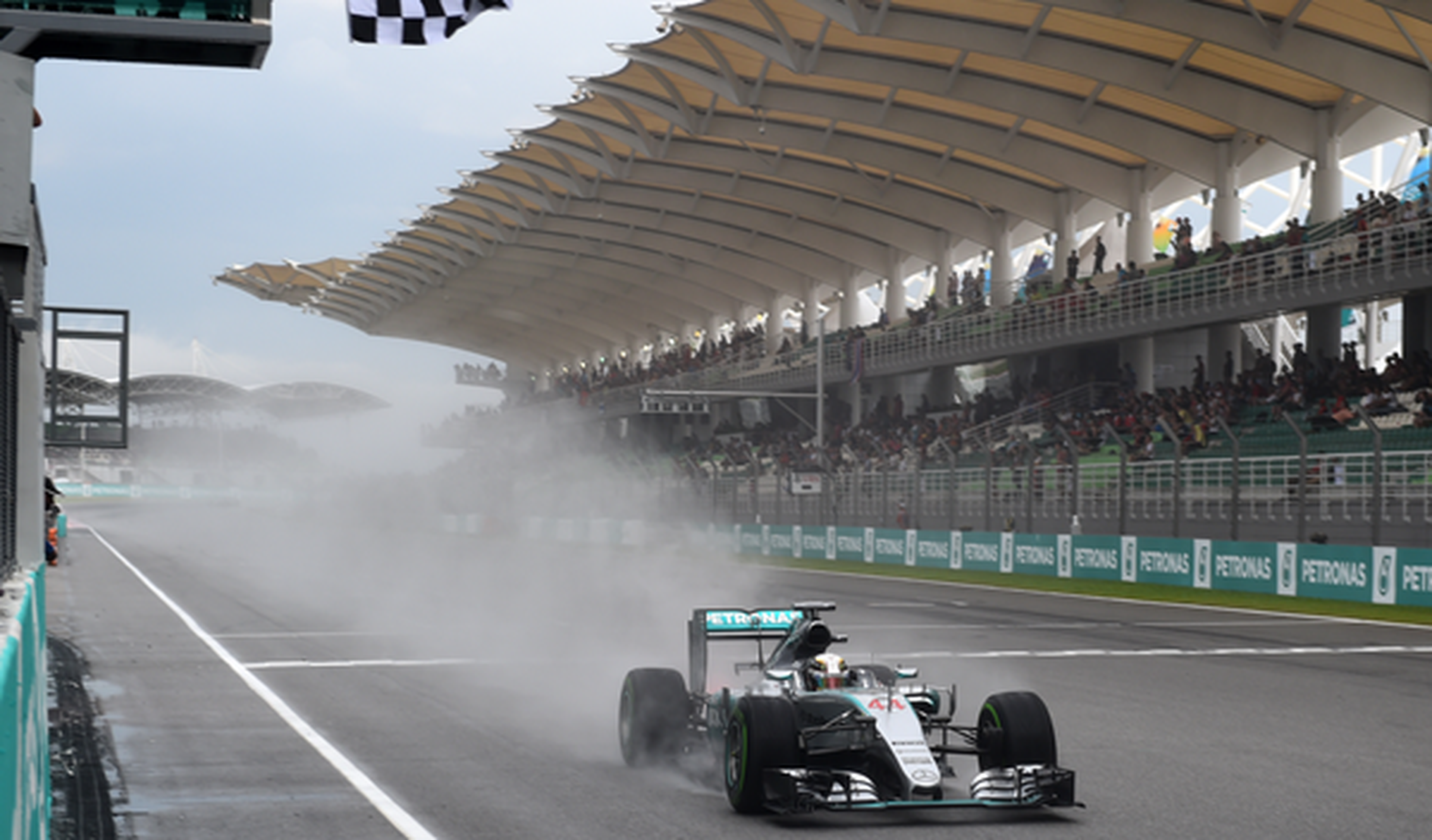Lewis Hamilton logra la pole en el GP de Malasia