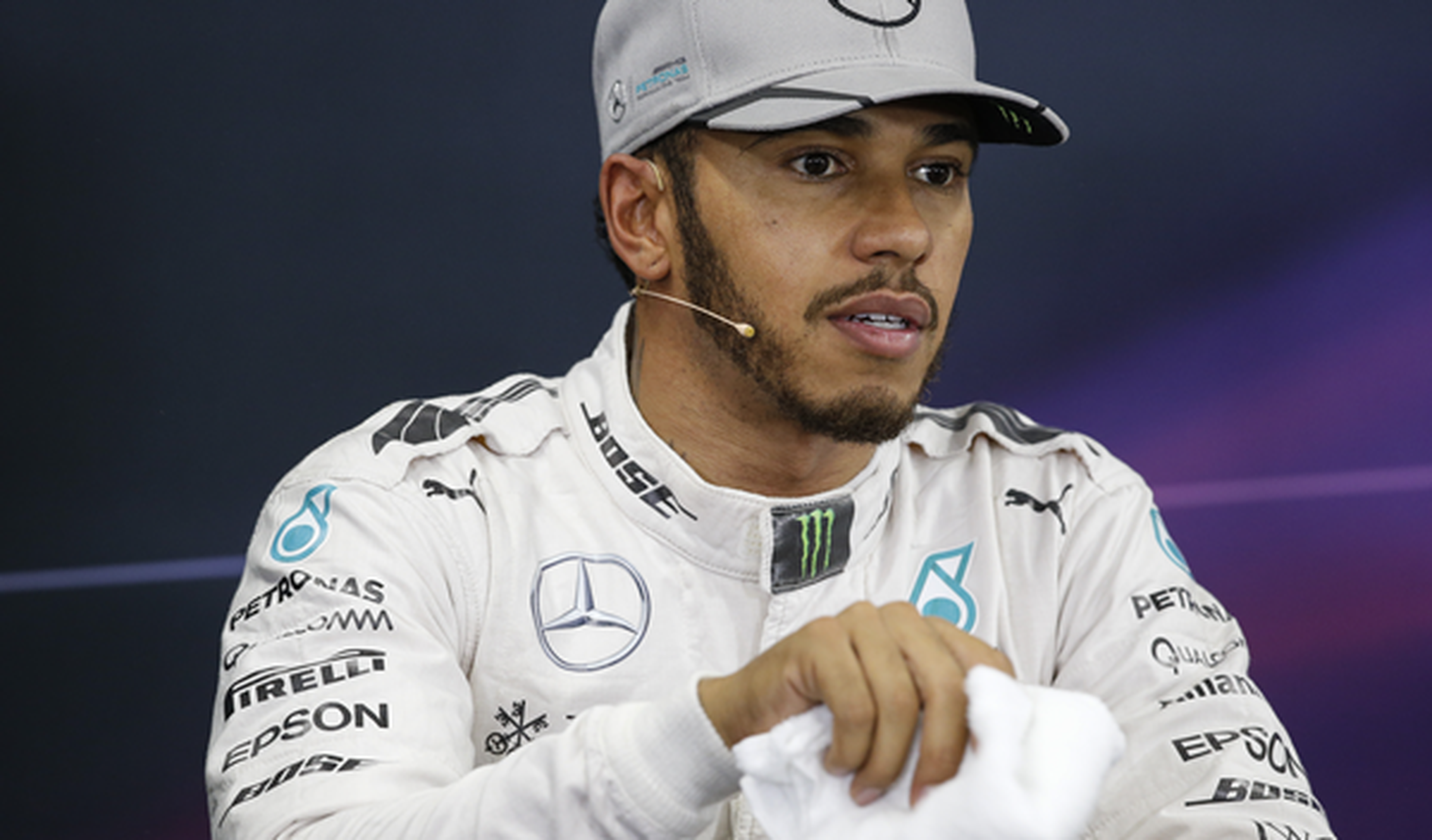 Lewis Hamilton ningunea a la prensa en Japón
