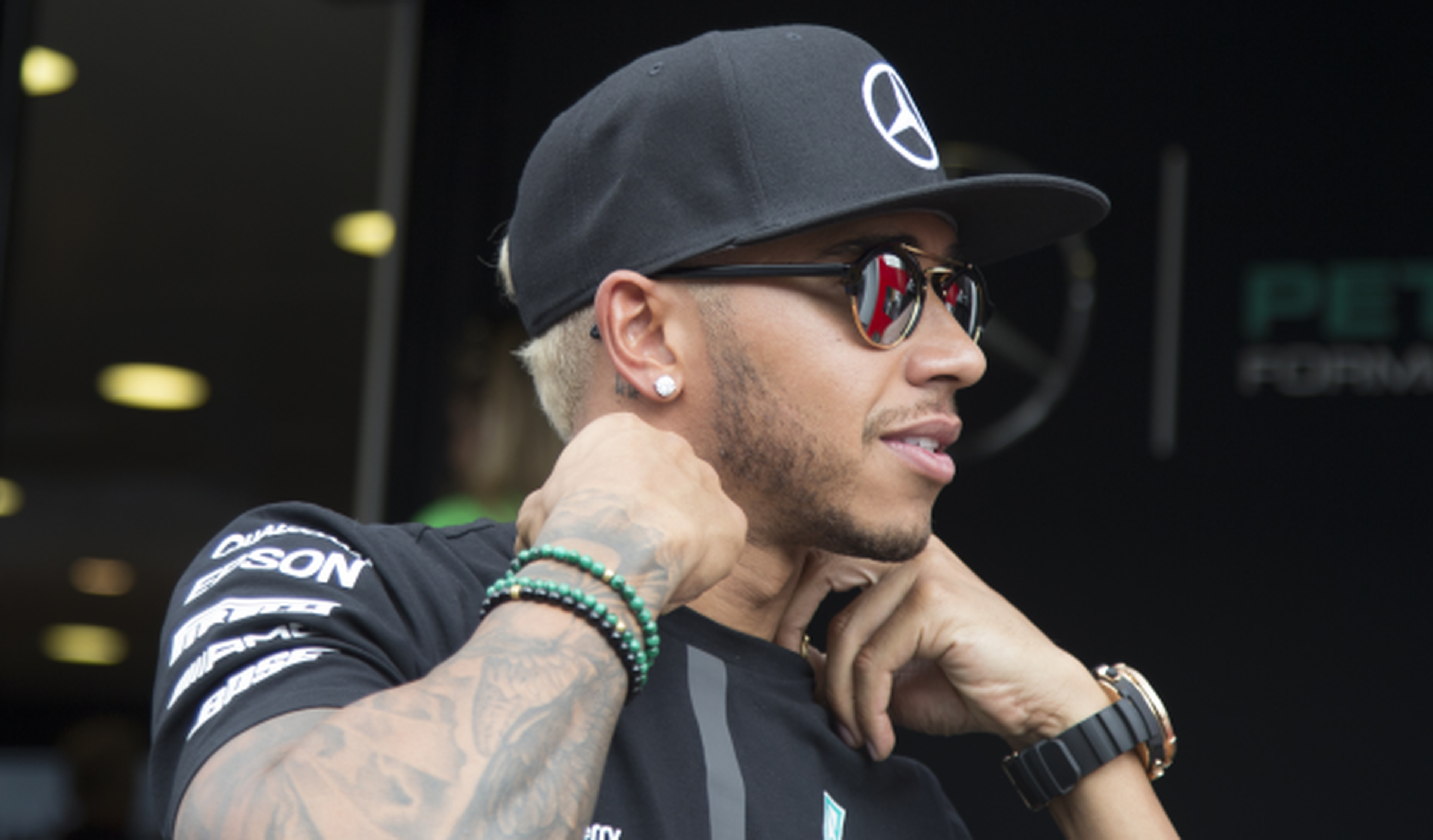 Lewis Hamilton sorprende con su enésimo cambio de look