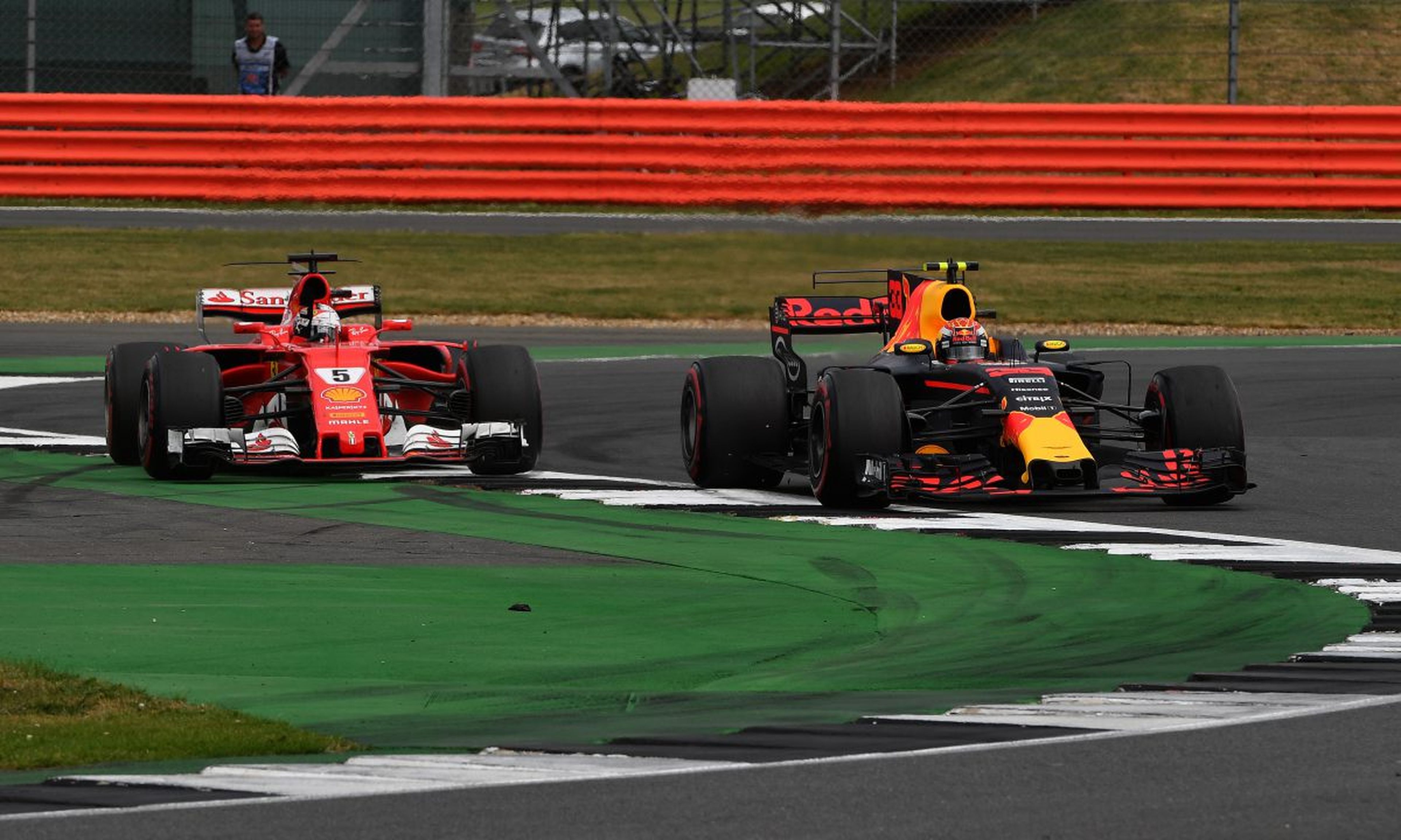 Max Verstappen y Sebastian Vettel luchan en Silverstone