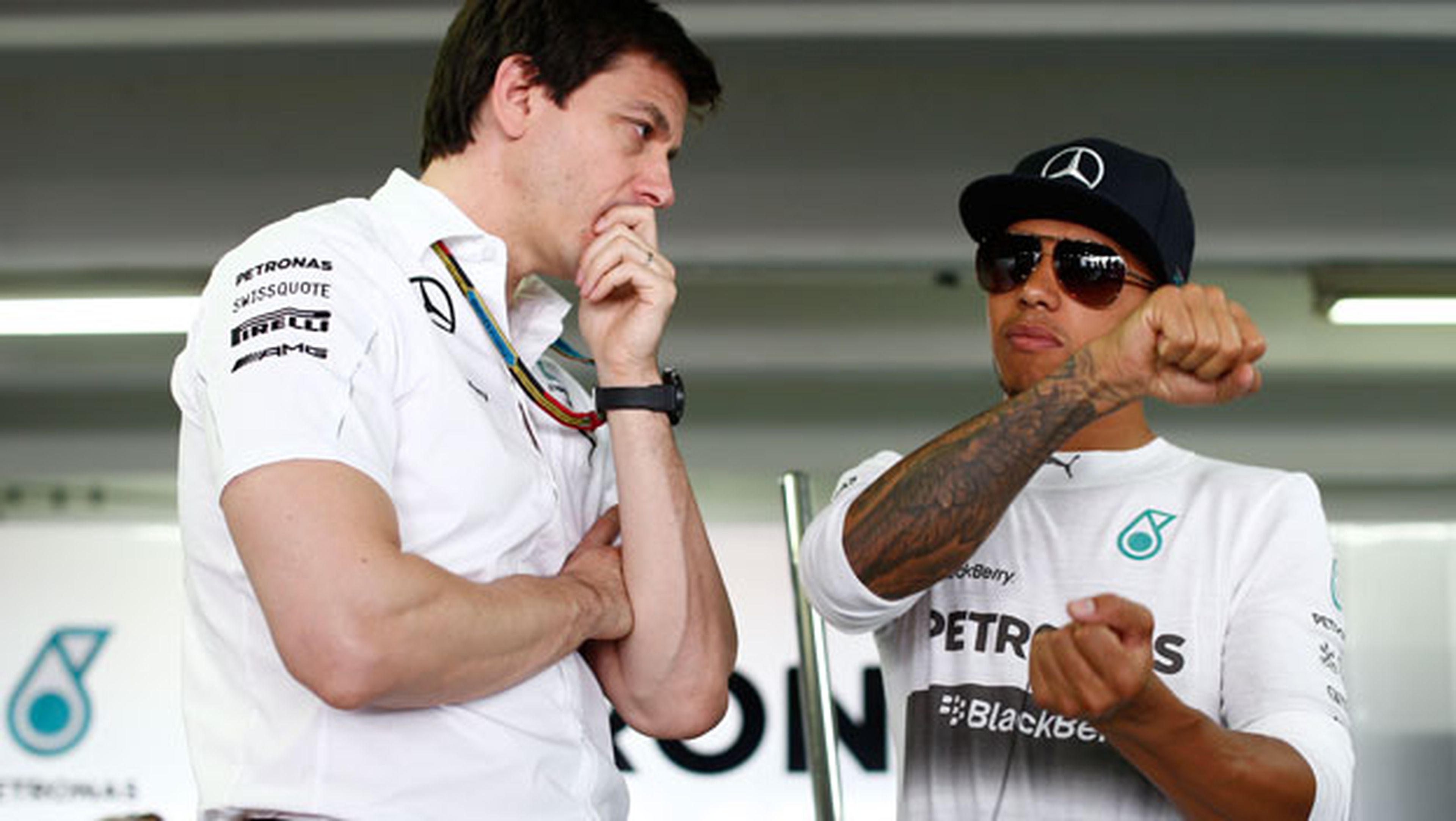 Mercedes avisa a Hamilton: si no renueva, llamarán a Alonso