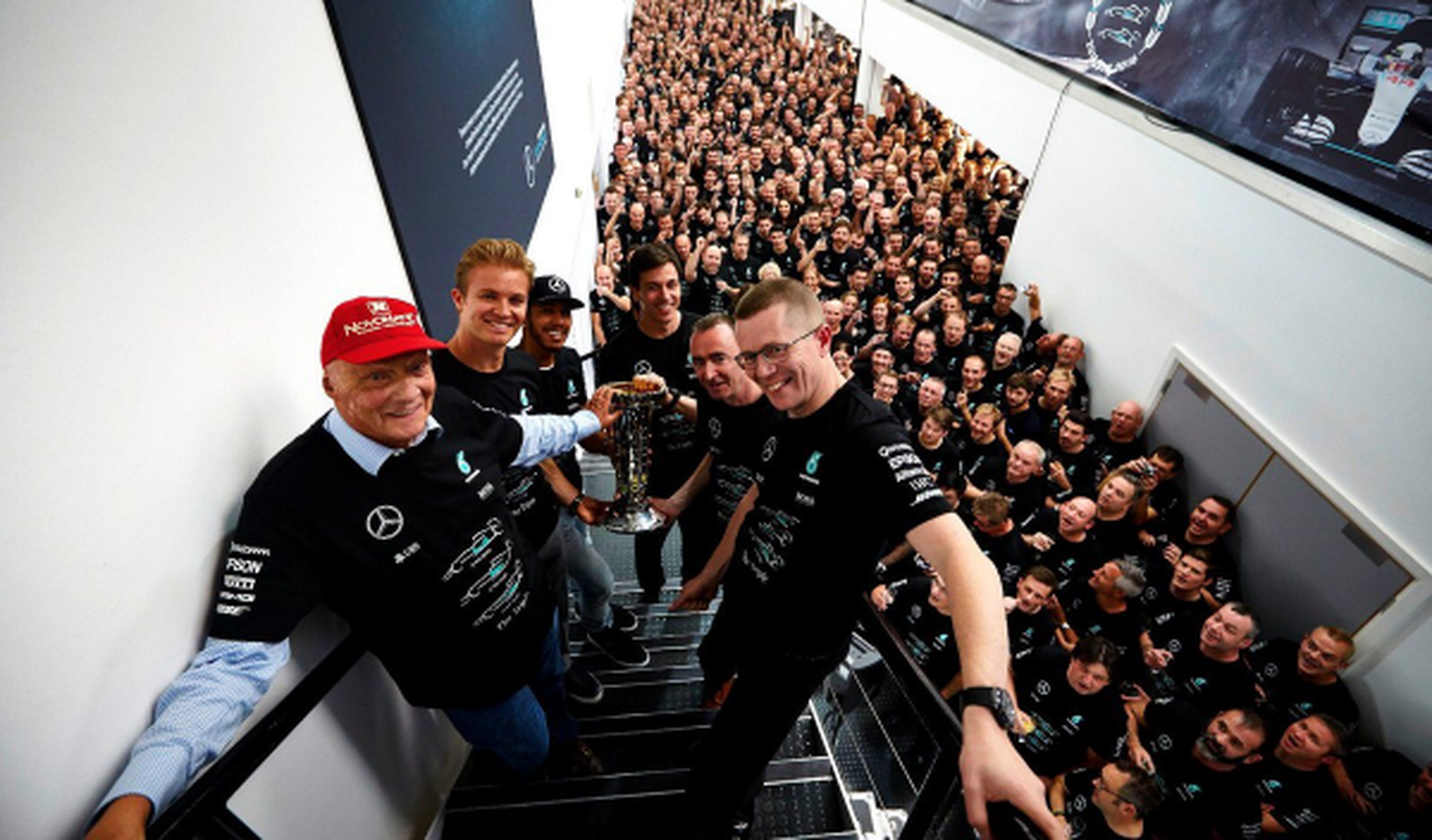Mercedes F1 celebra título en fábricas y presume de números