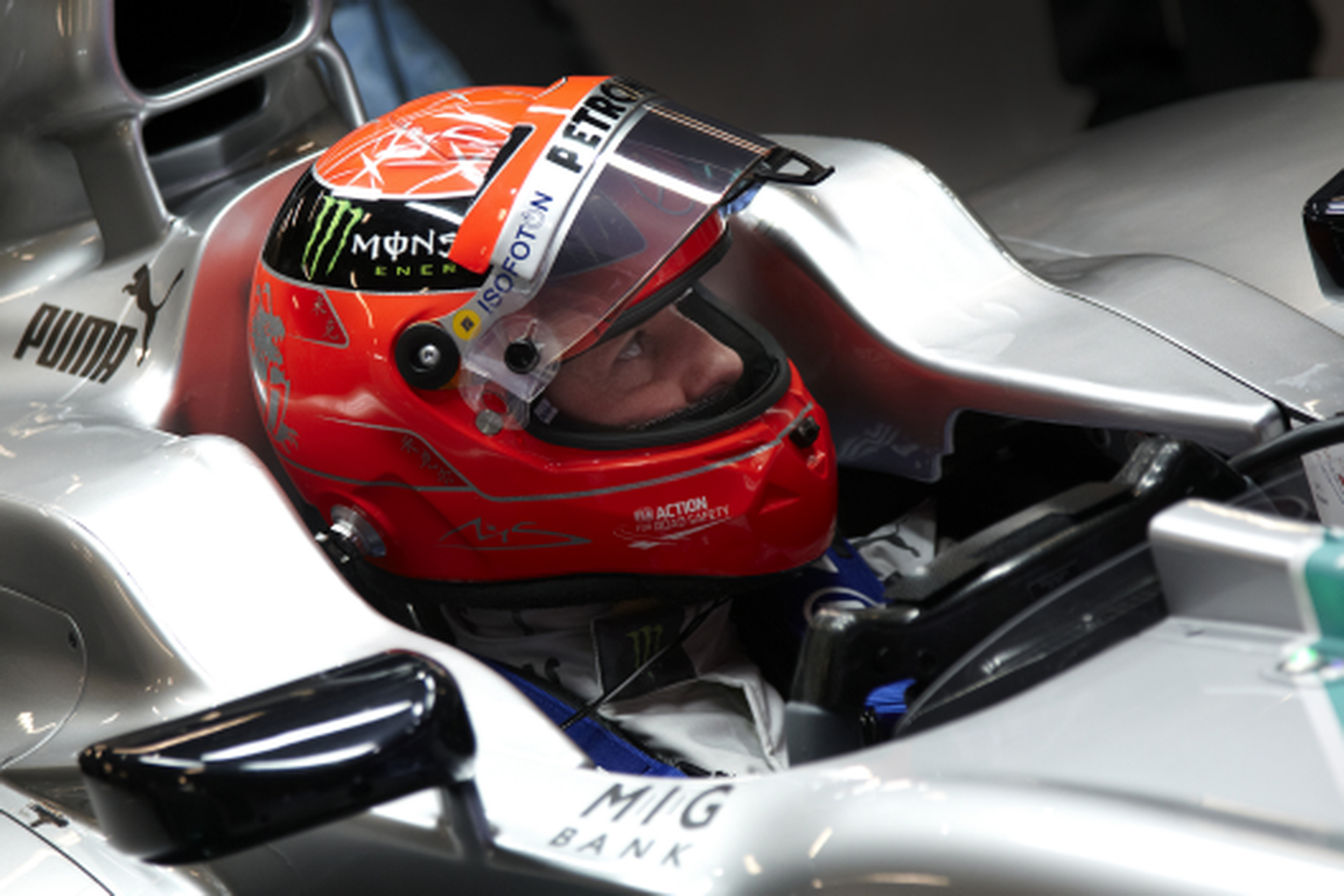 Michael Schumacher ha sido el protagonista de la mañana con la rotura del W03 y una salida de pista