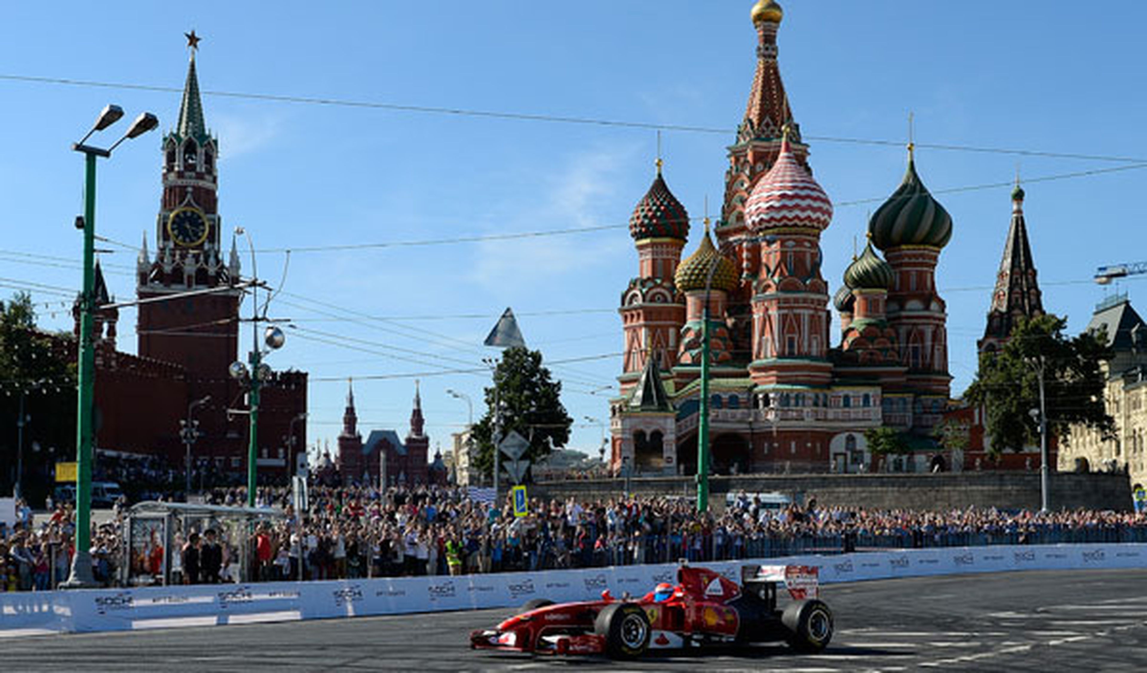 Moscú vibra con la exhibición de Marc Gené y Ferrari