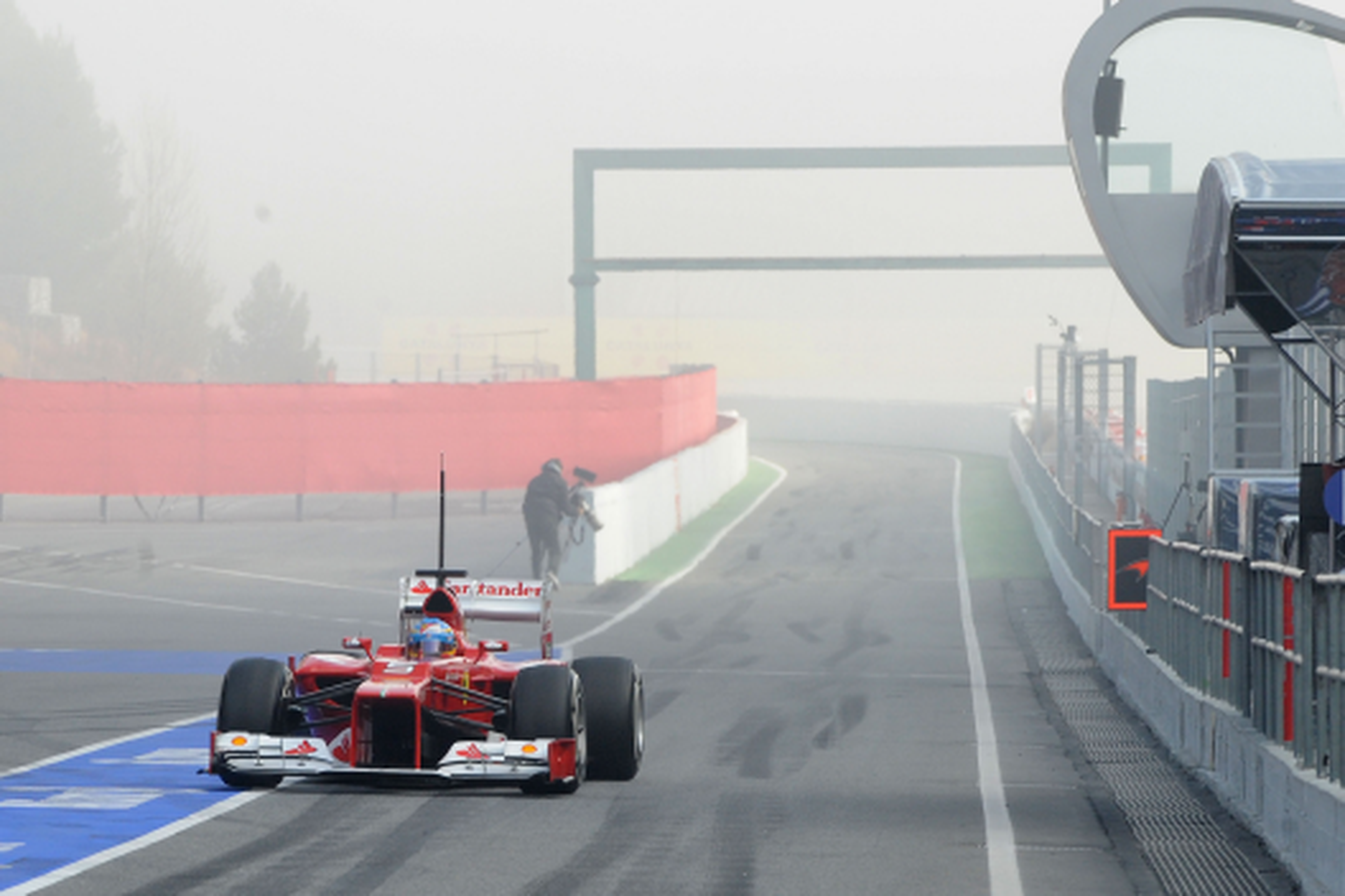 Las primeras vueltas de Alonso bajo la niebla de Montmeló