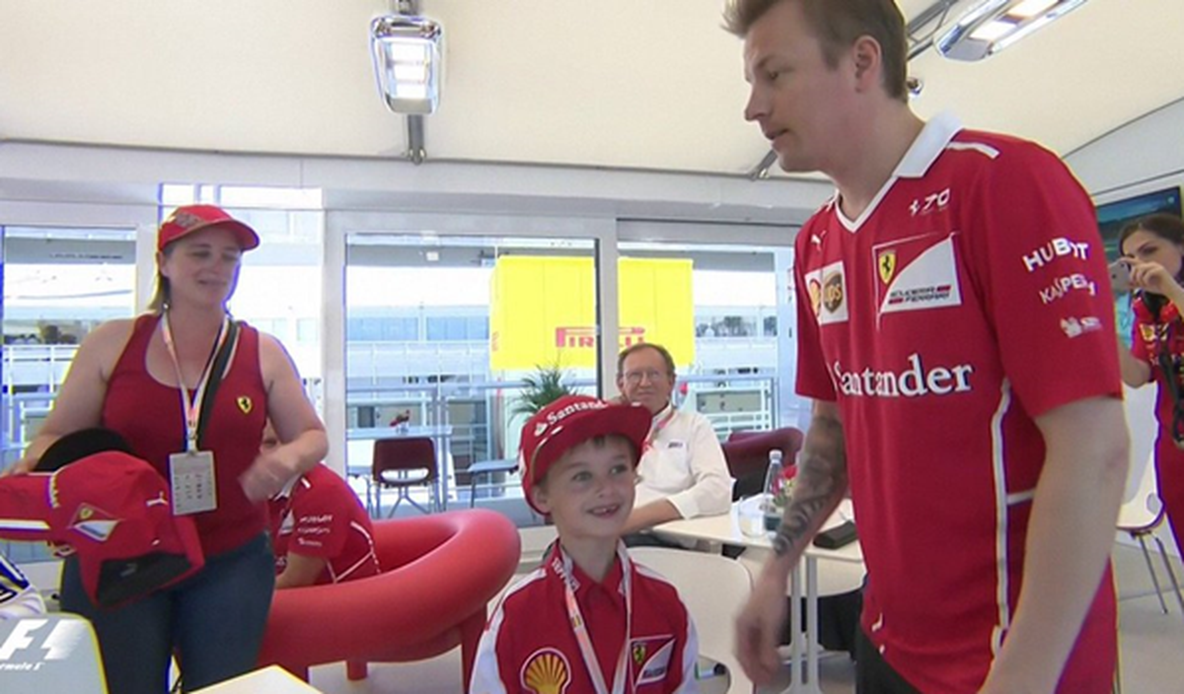 Räikkönen se reúne con el niño que lloró por su abandono