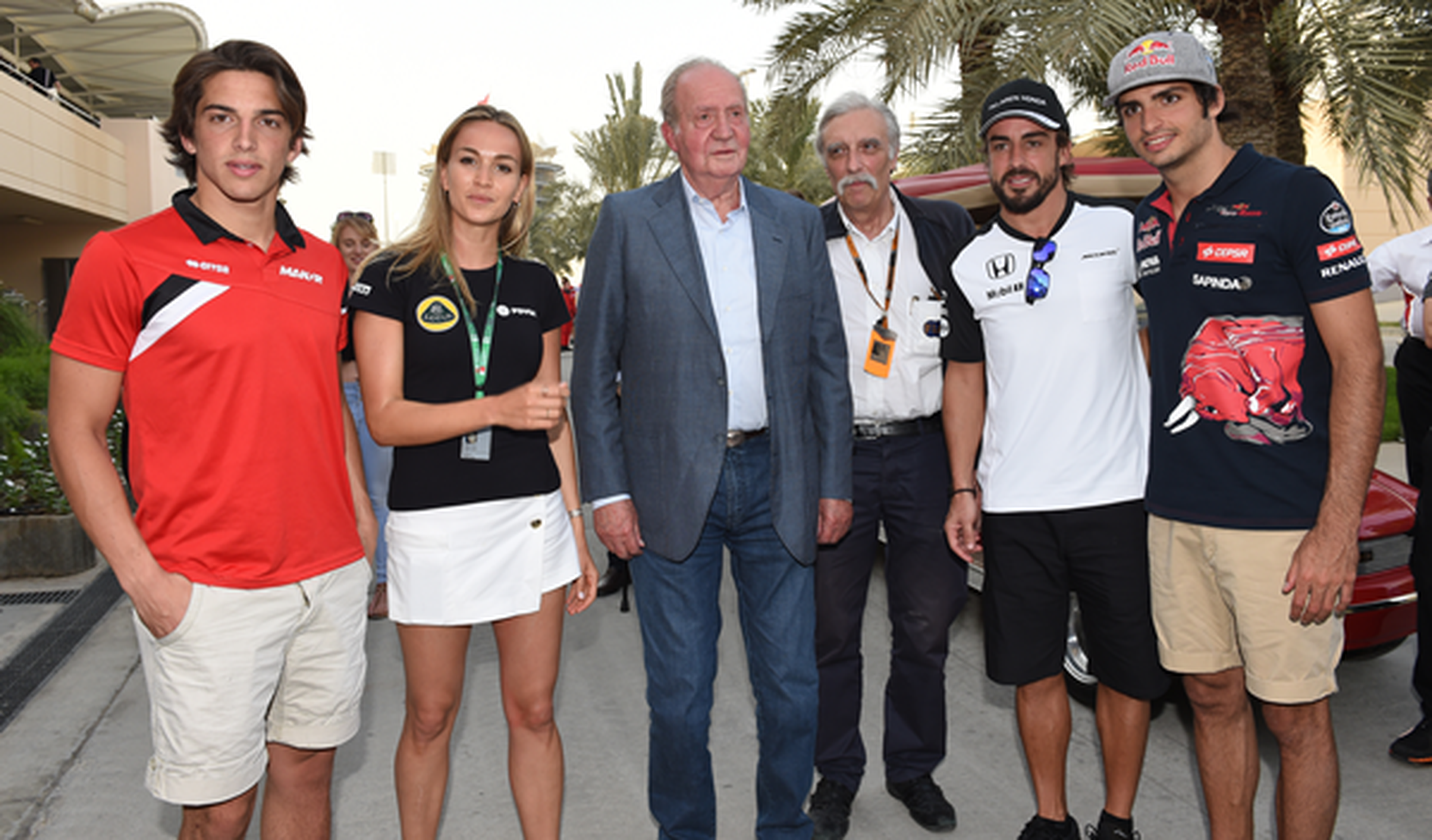 El rey Juan Carlos I, junto a los pilotos españoles de la F1 y el delegado médico de la FIA