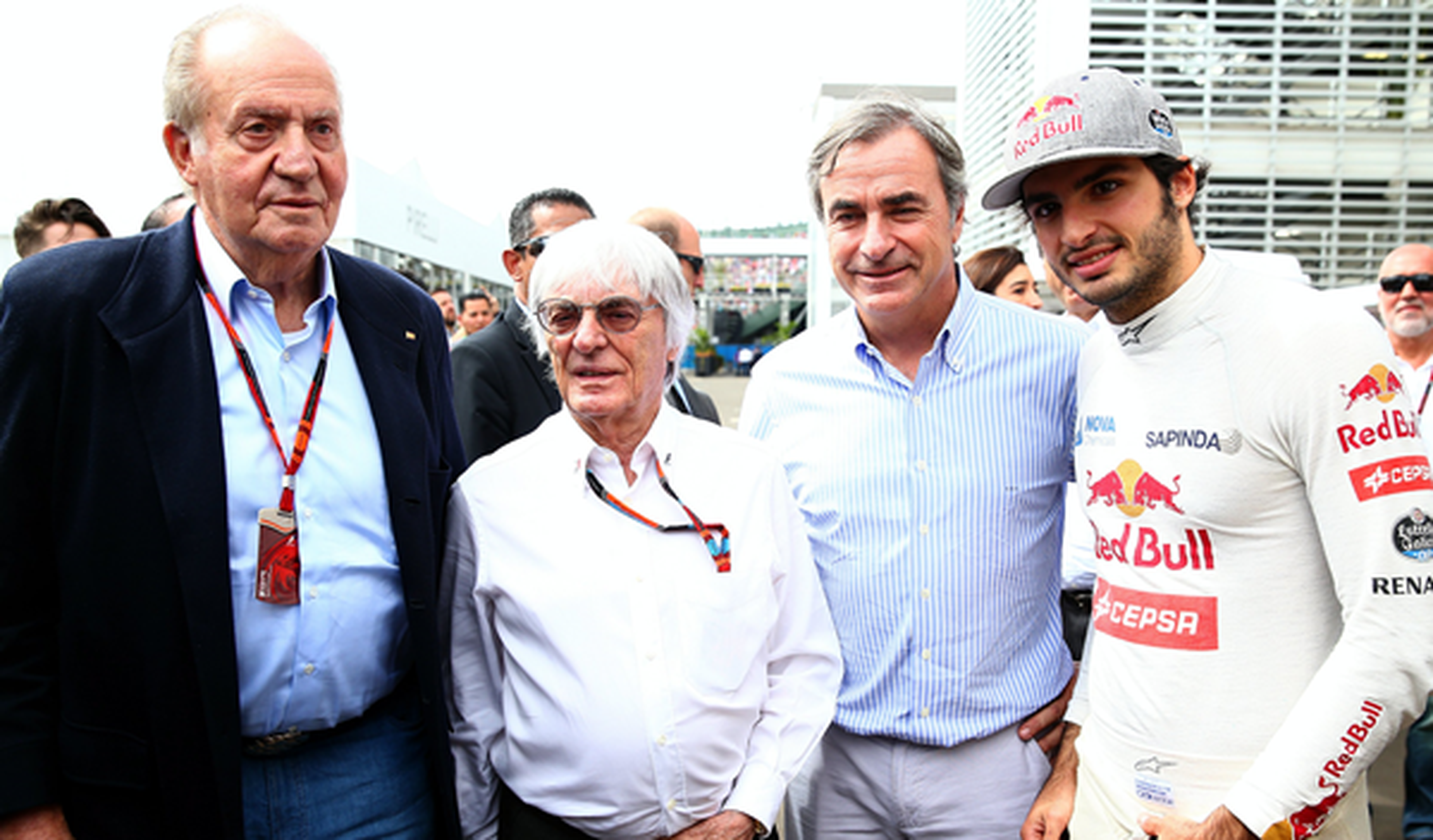 El rey Juan Carlos visita a Alonso y Sainz en el GP México