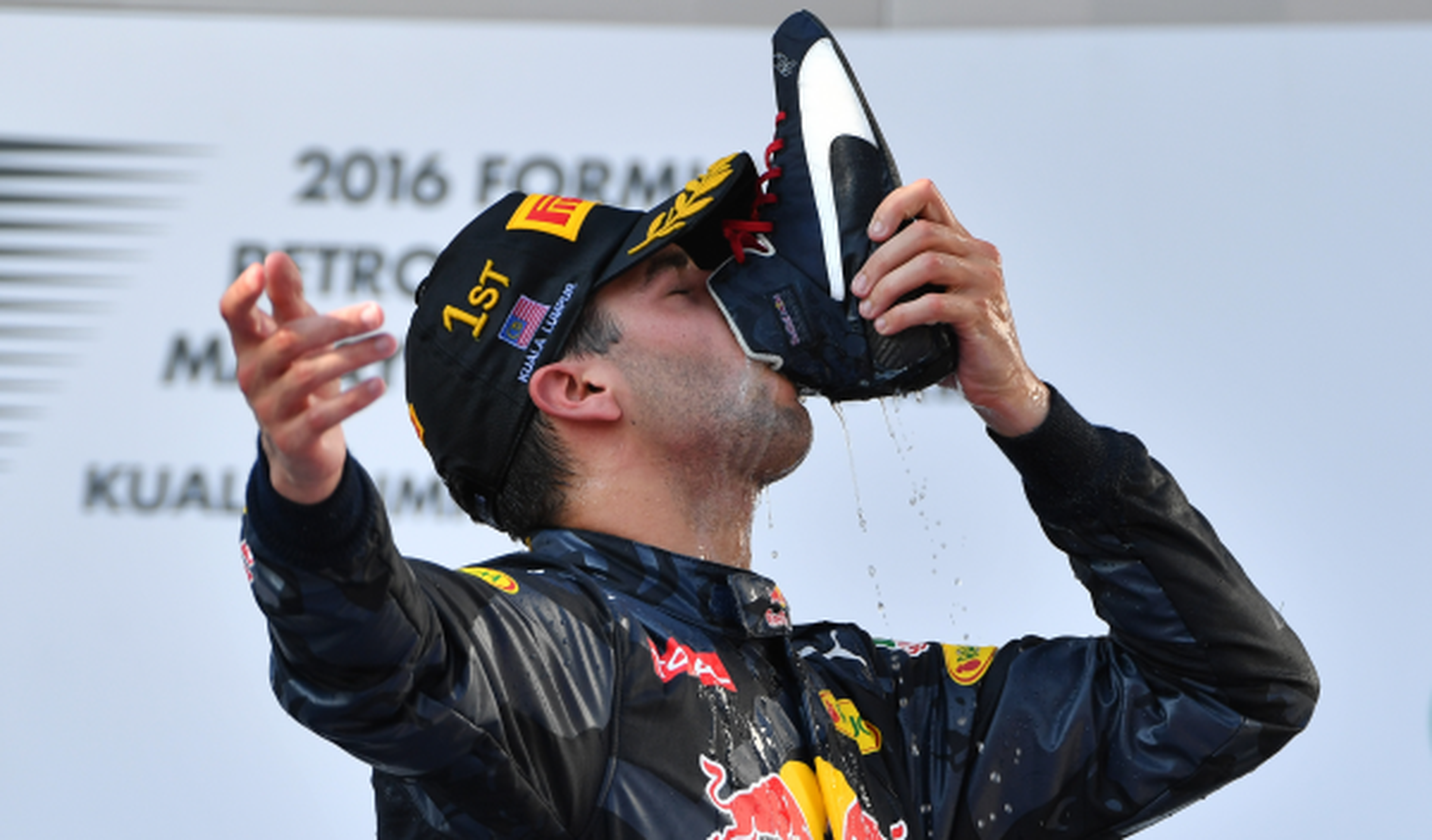Ricciardo y la curiosa moda de beber champán de la bota