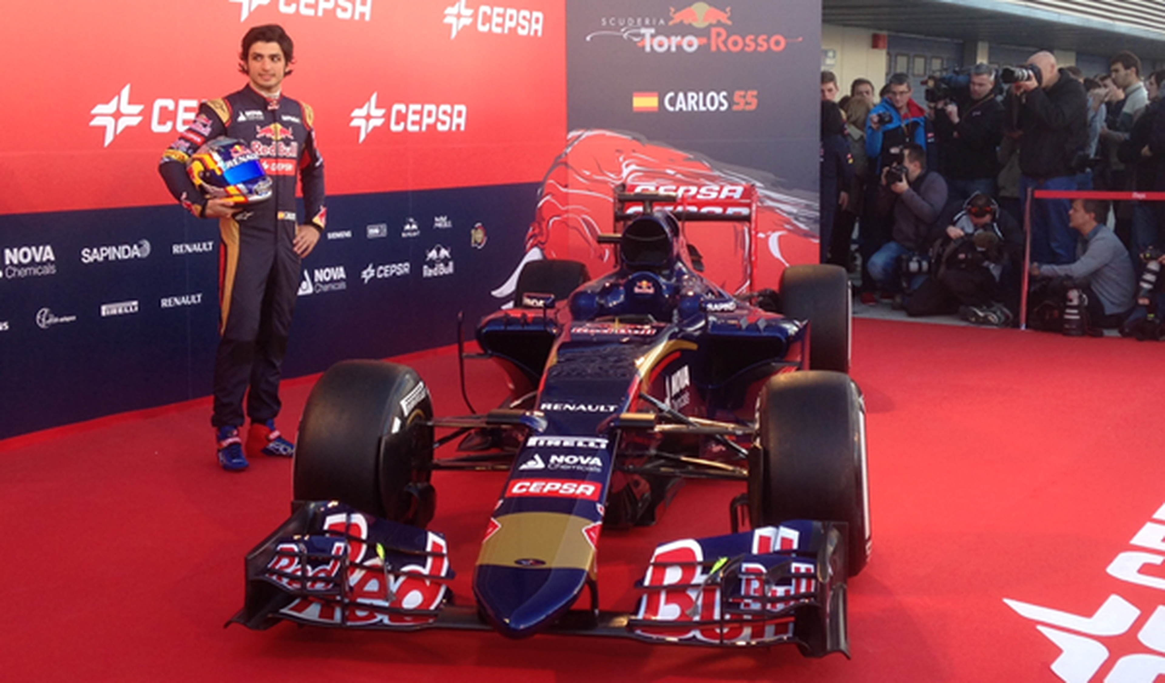 Sainz junto al nuevo Toro Rosso STR10